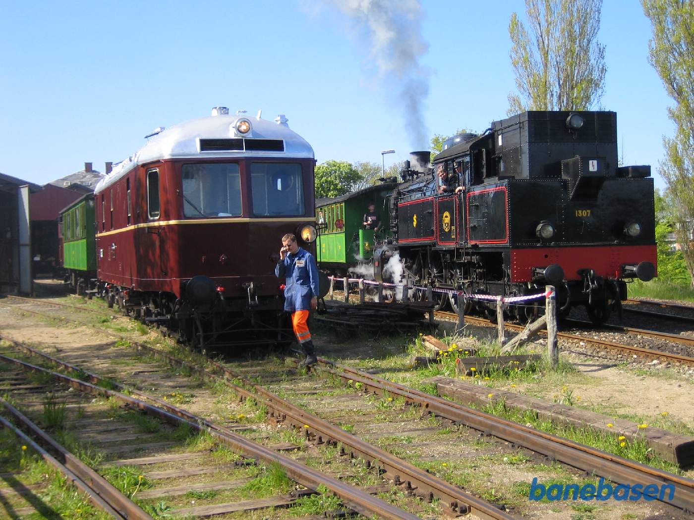 L 1 inde på pladsen mens 1307 damper til Mårum L 1 inde på pladsen mens 1307 damper til Mårum