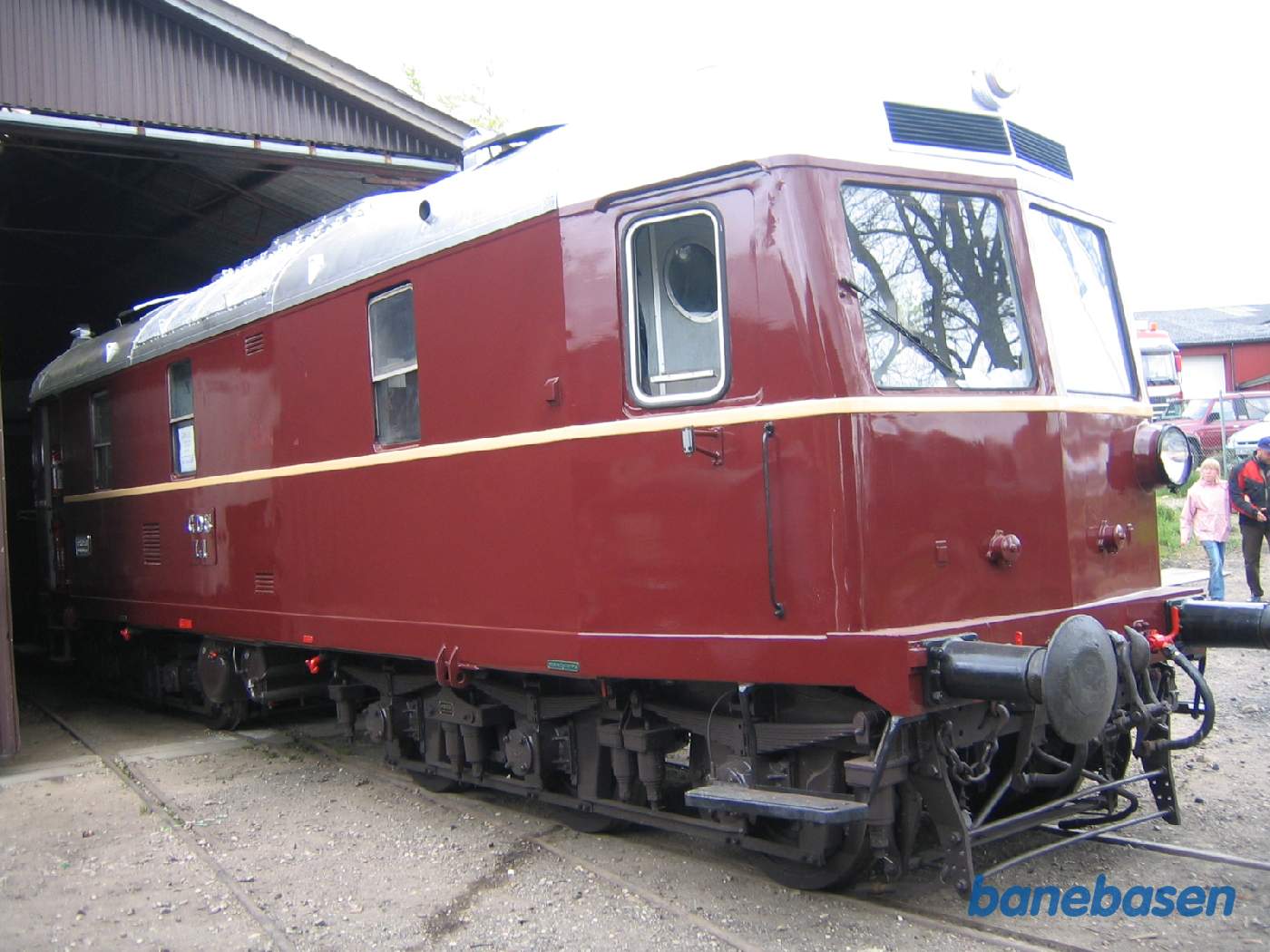 L 1 stikker lige snuden ud af vognhallen i nordenden af hallen L 1 stikker lige snuden ud af vognhallen i nordenden af hallen