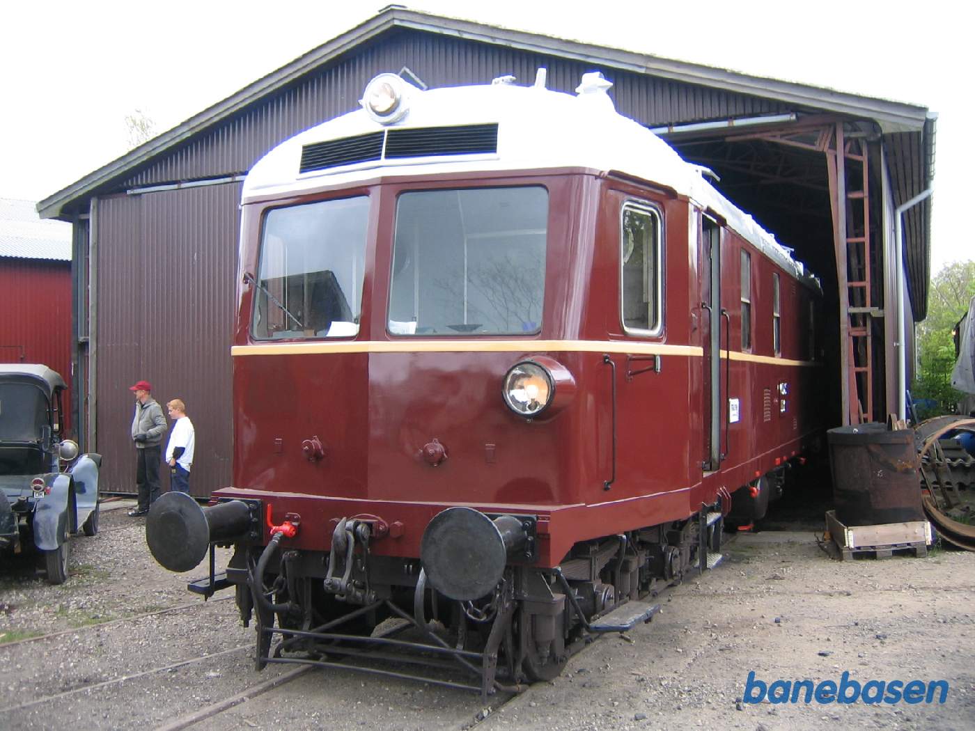 L 1 stikker lige snuden ud af vognhallen i nordenden af hallen