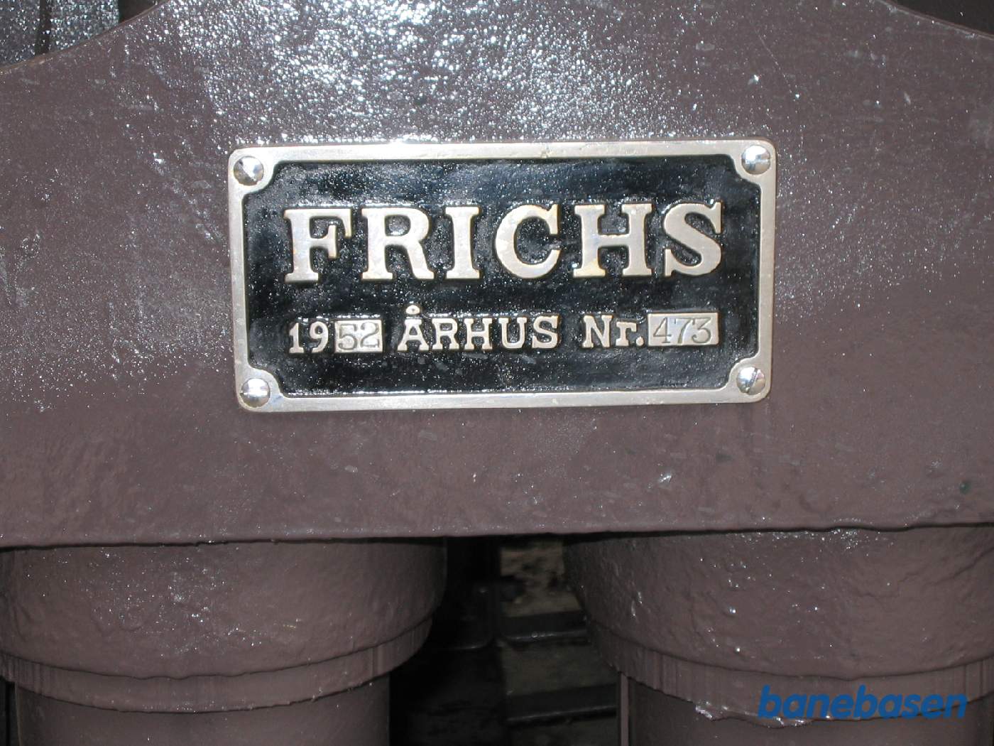 Fabriksskilt på siden af bogien Fabriksskilt på siden af bogien