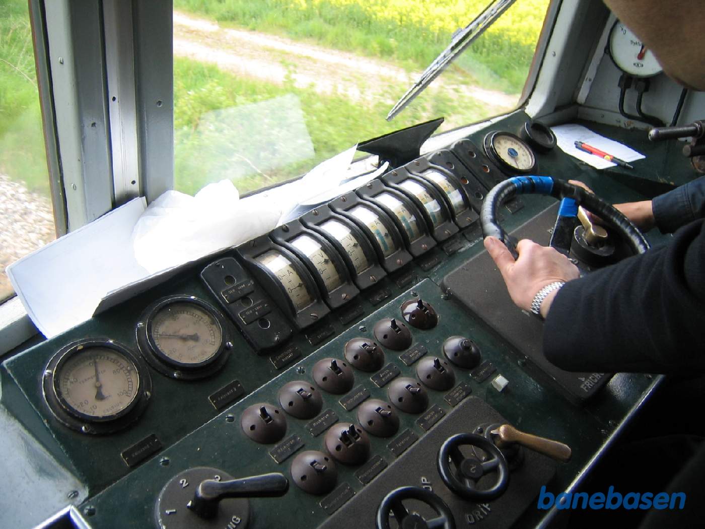 Førerbordet i L 1, toget har netop forladt Græsted station i retning mod Gilleleje Førerbordet i L 1, toget har netop forladt Græsted station i retning mod Gilleleje
