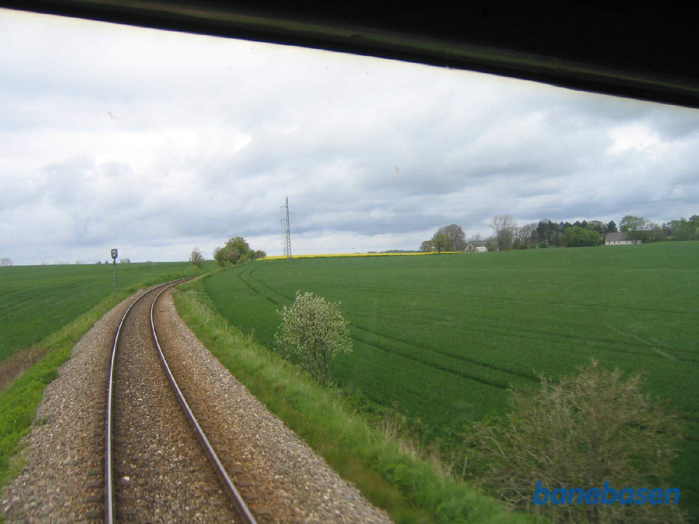 Et vue ud gennem førerruden. Toget har netop forladt Græsted station i retning mod Gilleleje Et vue ud gennem førerruden. Toget har netop forladt Græsted station i retning mod Gilleleje