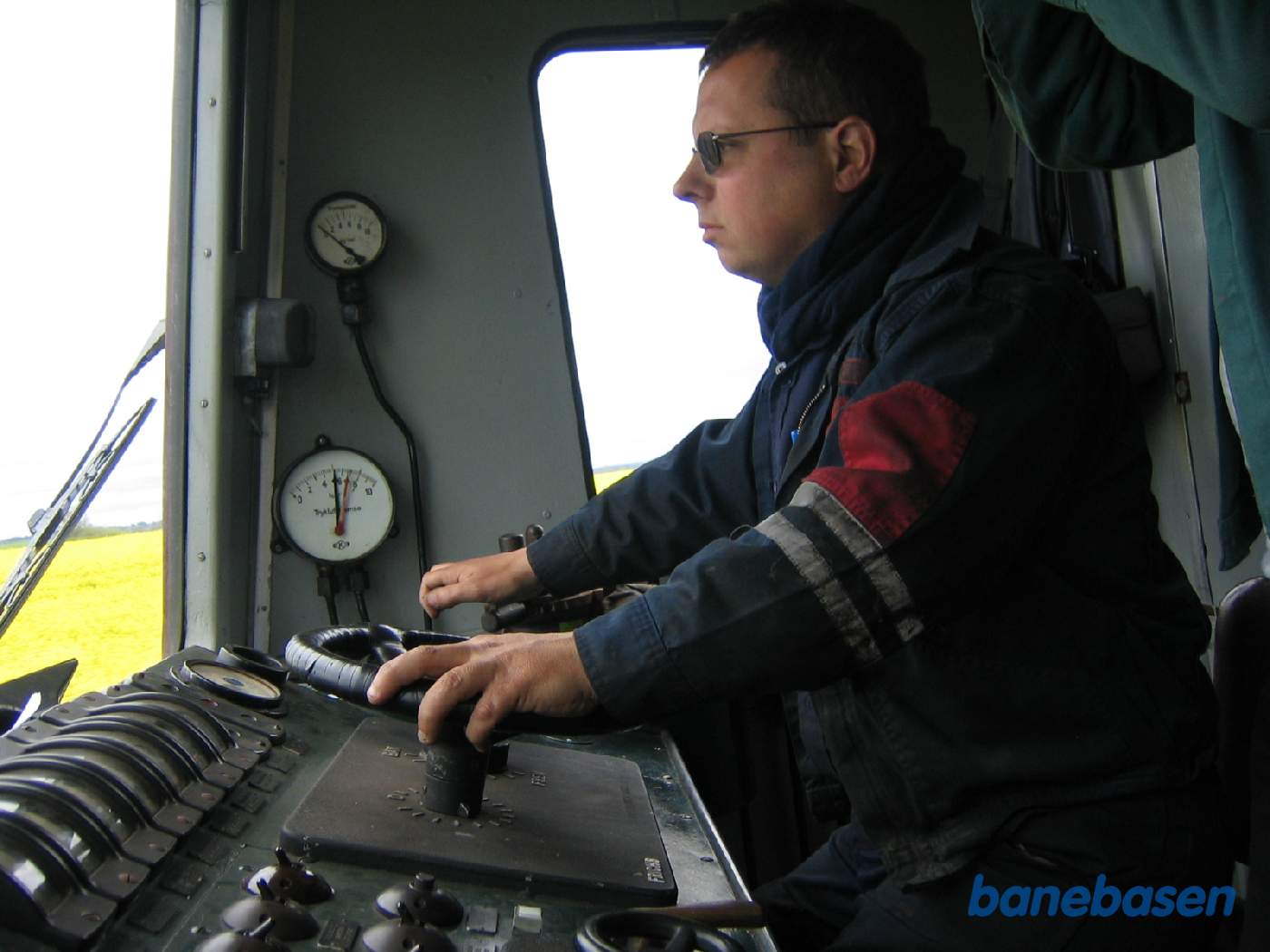 Billede af lokomotivføreren. Toget har netop forladt Græsted station i retning mod Gilleleje