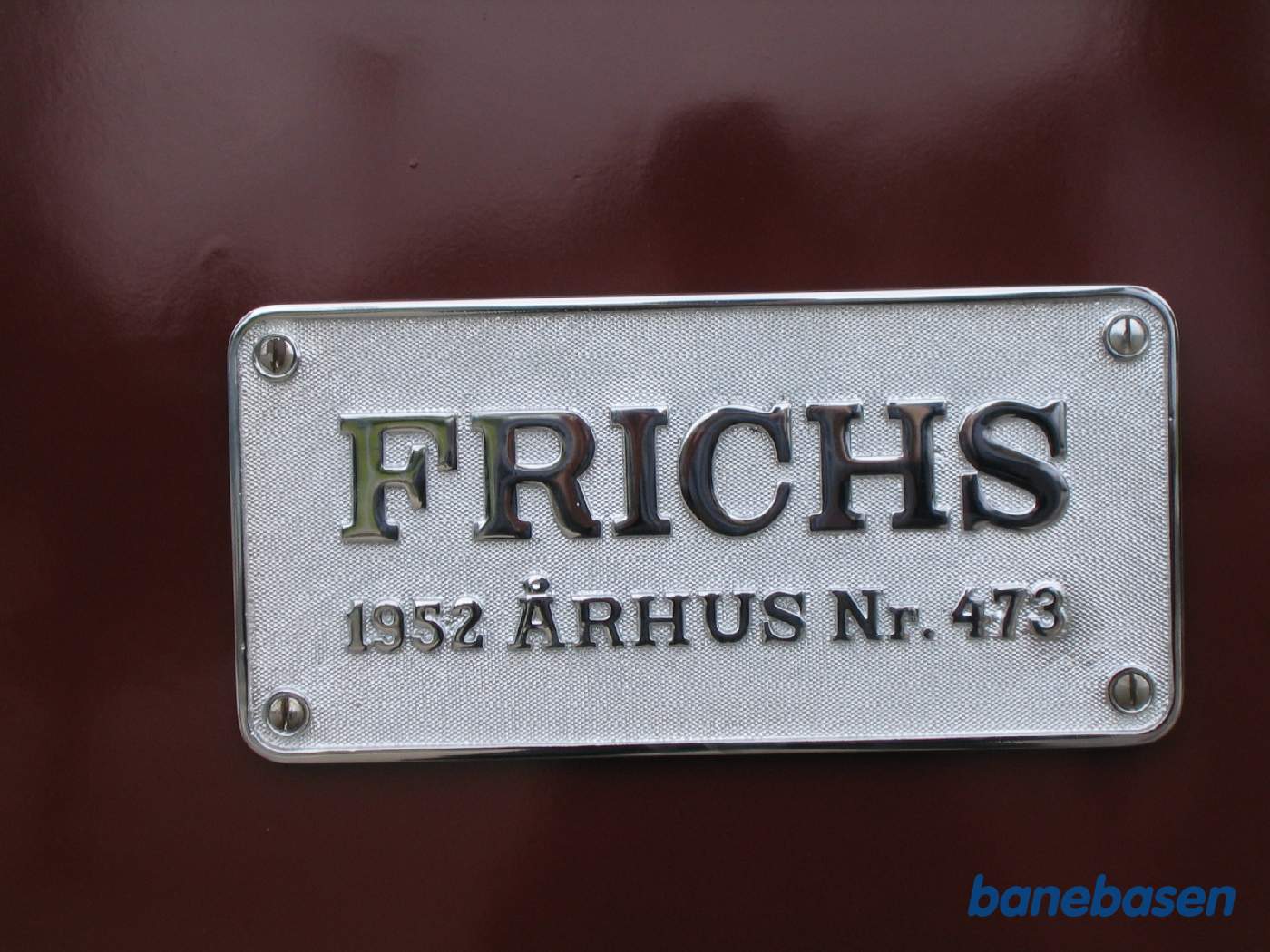 Det ny forkromede fabriksskilt på siden af L 1