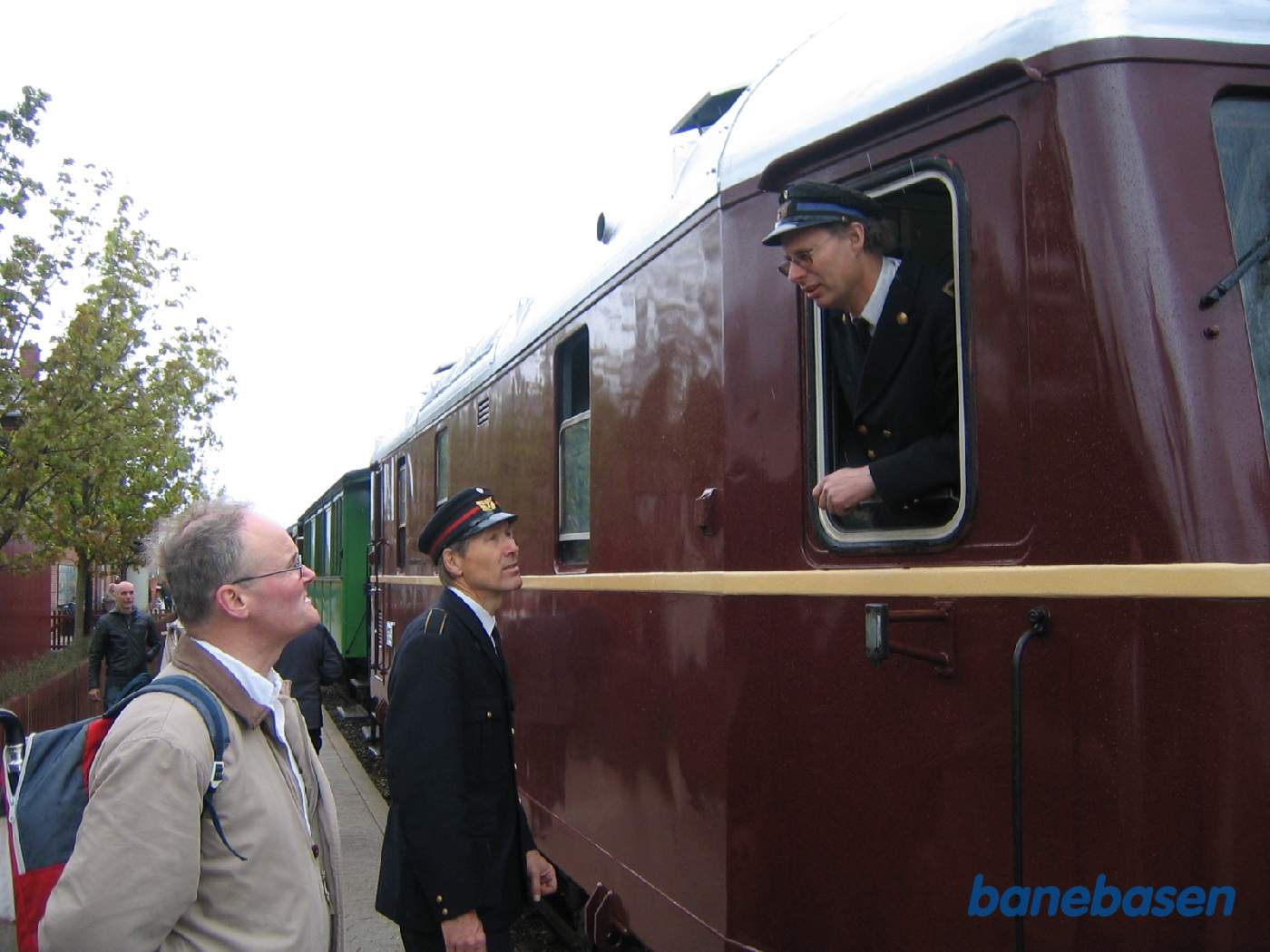 Lokomotivføreren snakker med togføreren og en gæst