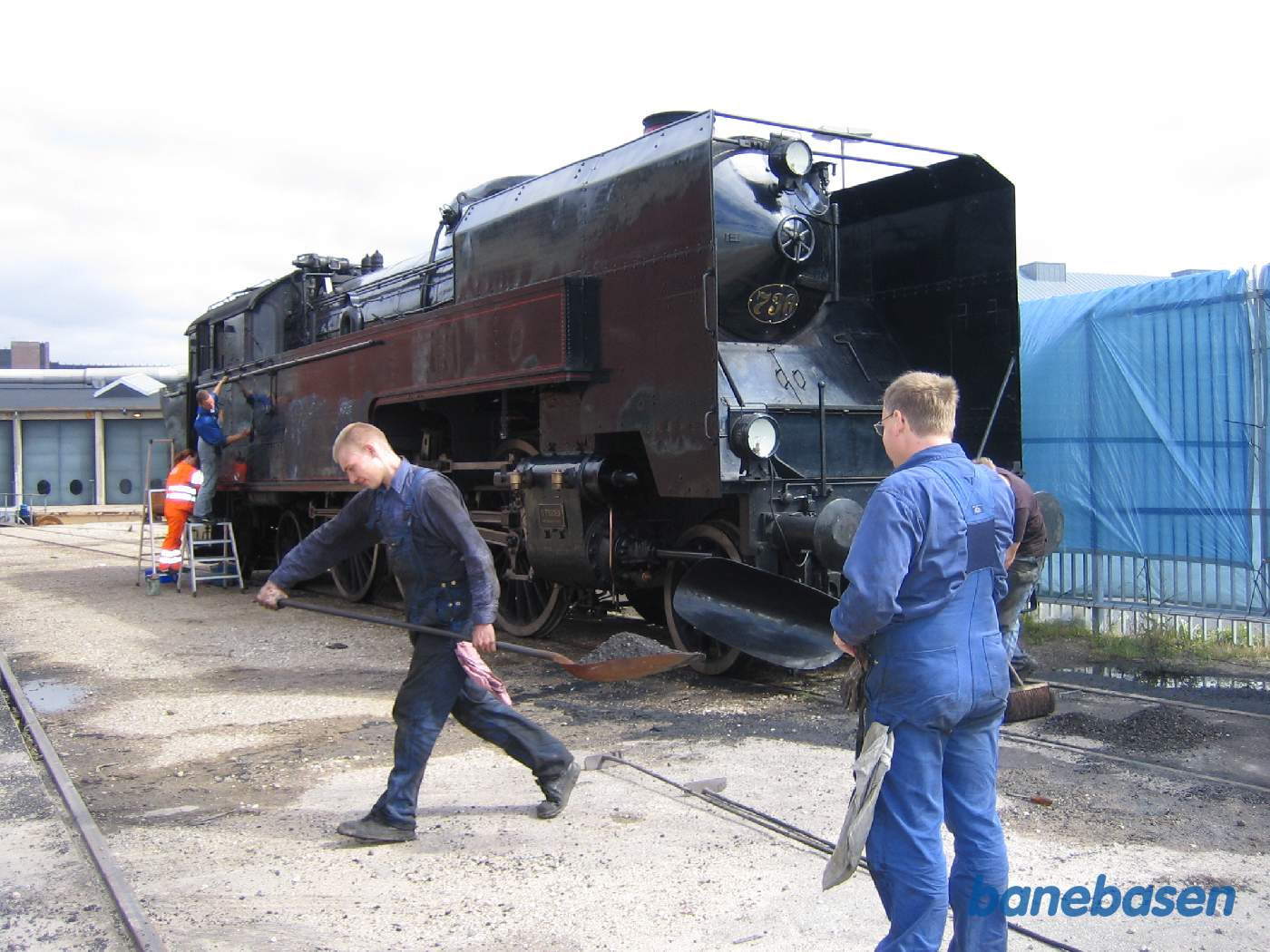 Den store S-maskine gøres klar til weekendens kørsler, her skovles røgkammersmullet væk Den store S-maskine gøres klar til weekendens kørsler, her skovles røgkammersmullet væk