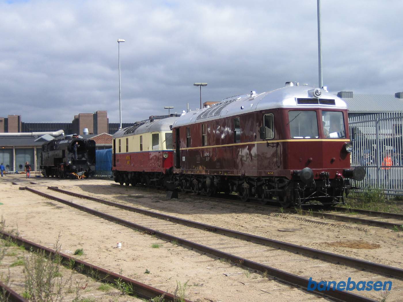 2 FRICHS marcipanbrød holder foran S 736