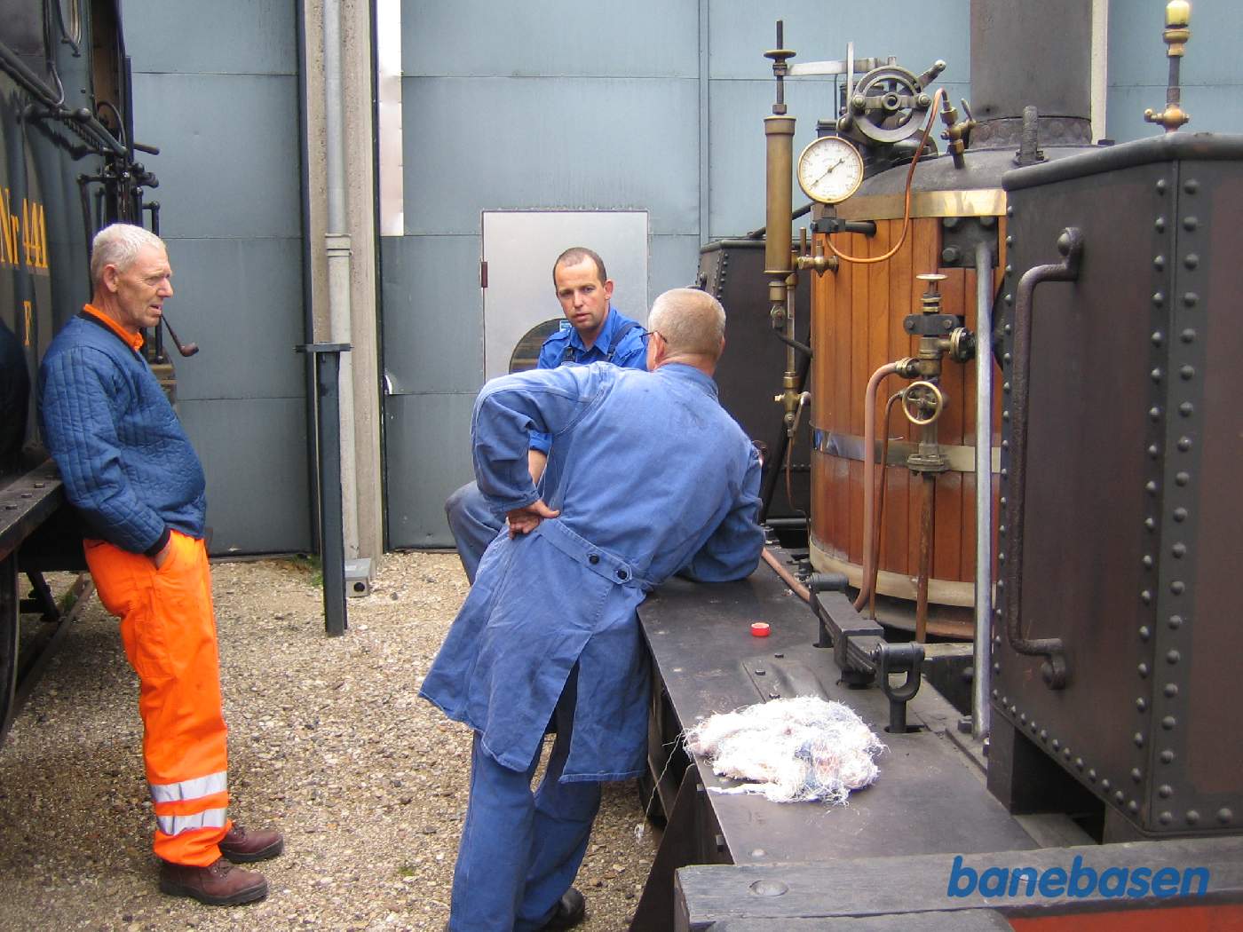 Personalet får en hyggesnak mens damplokomotiverne klargøres