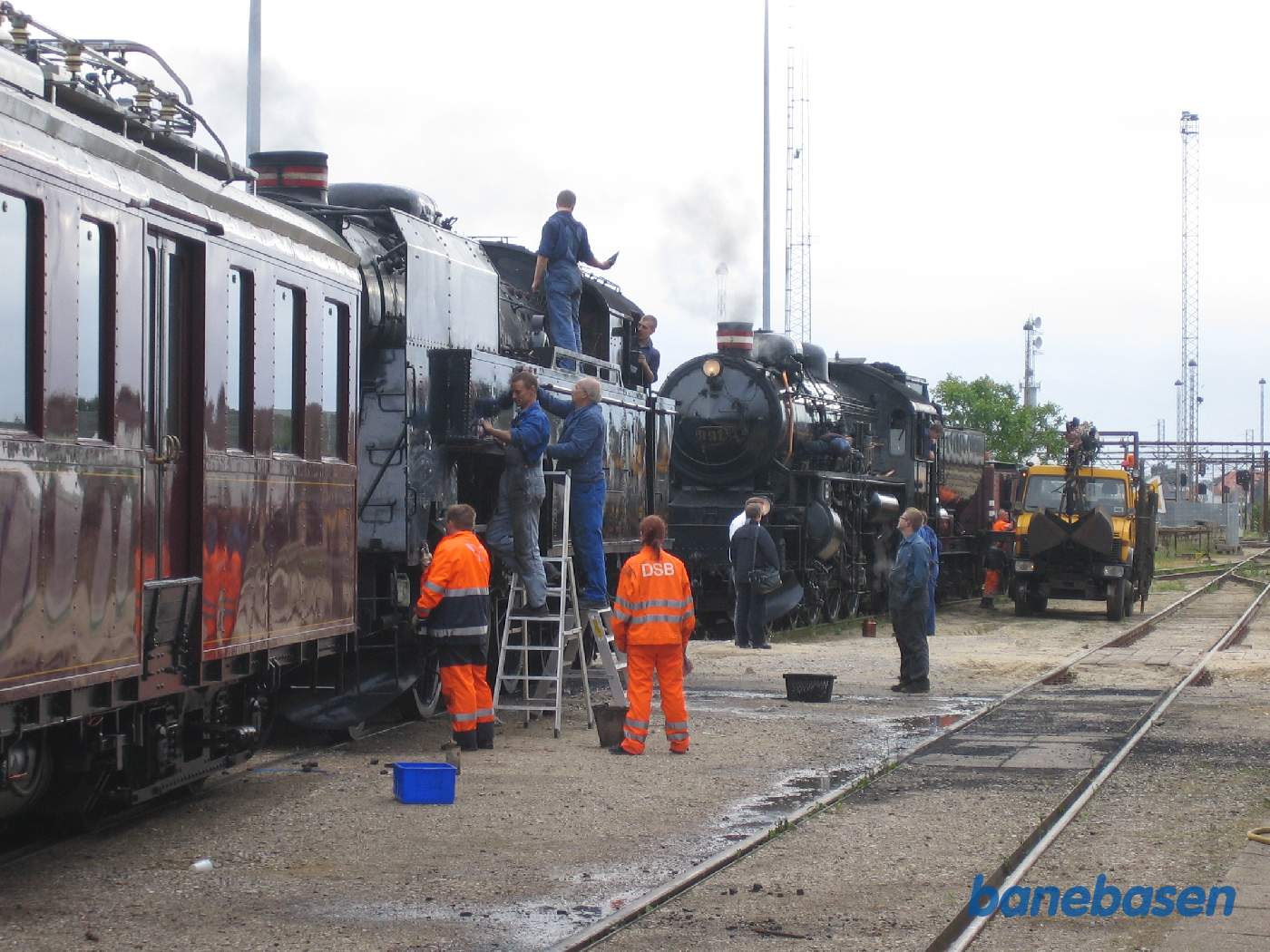 Der pudses og poleres for at få lokomotiverne til at stråle Der pudses og poleres for at få lokomotiverne til at stråle