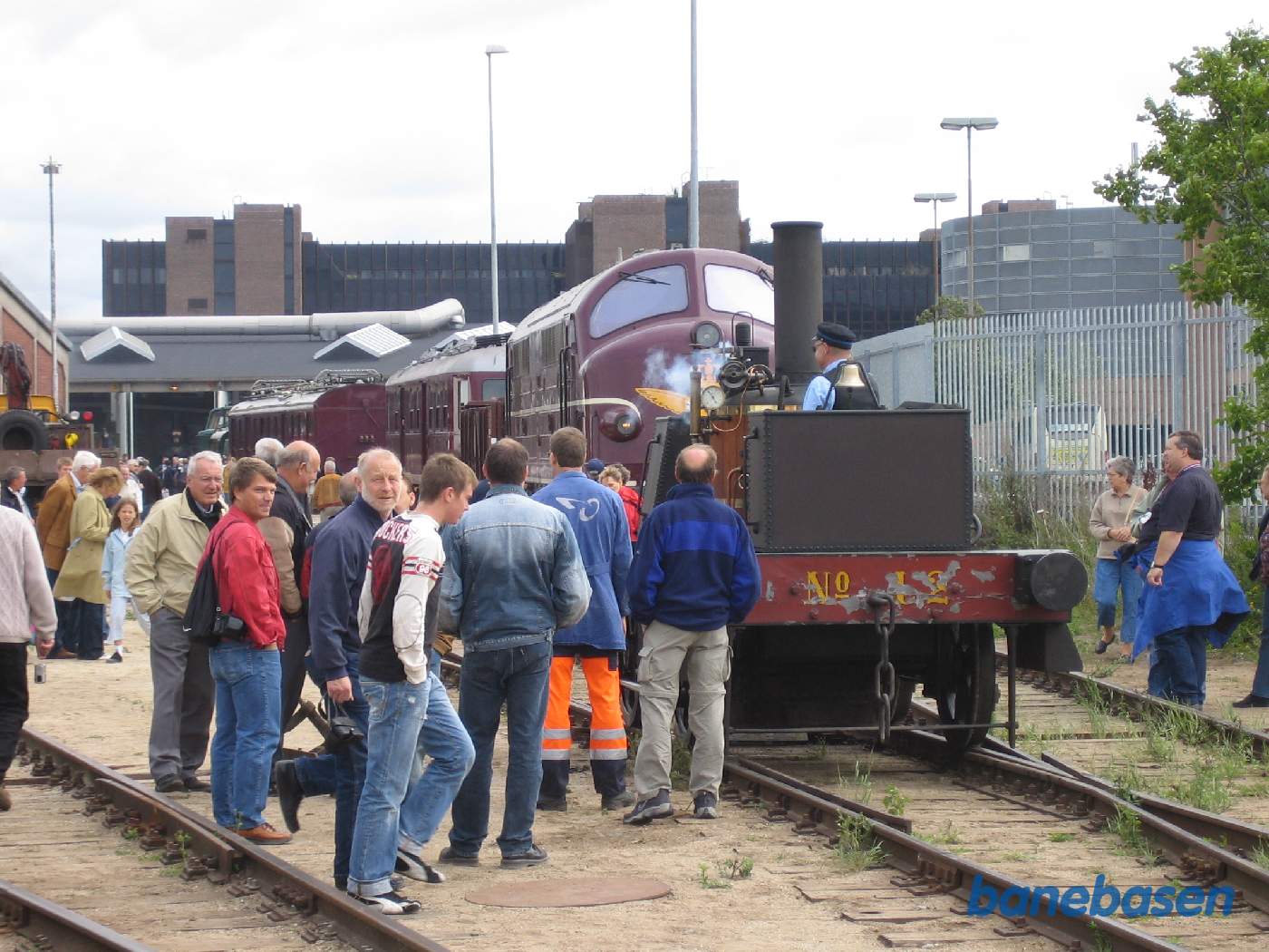 De mange gæster kigger på de udstillede lokomotiver