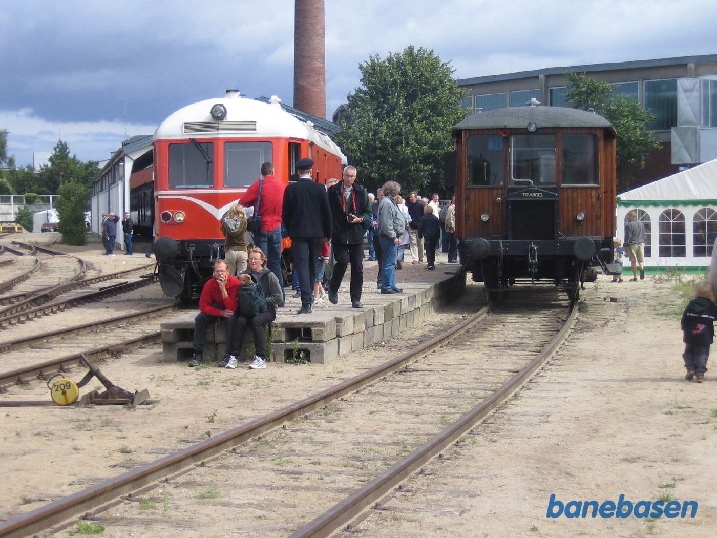 De mange gæster kigger på de udstillede lokomotiver De mange gæster kigger på de udstillede lokomotiver