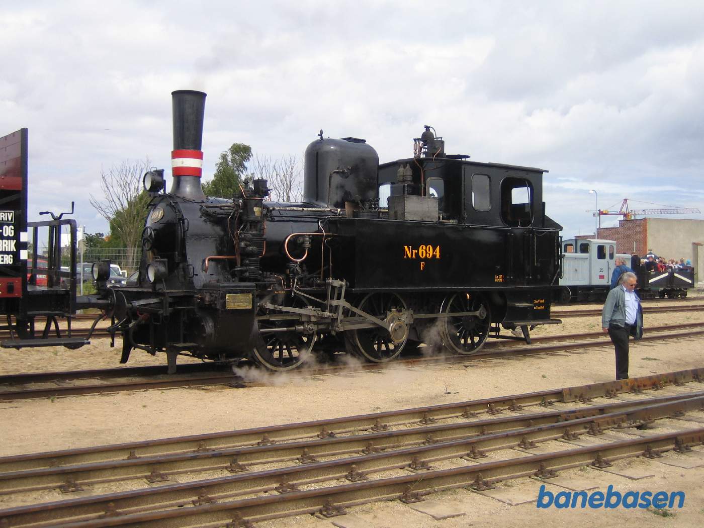 En flot rangermaskine fra FRICHS rangerer med et par godsvogne En flot rangermaskine fra FRICHS rangerer med et par godsvogne