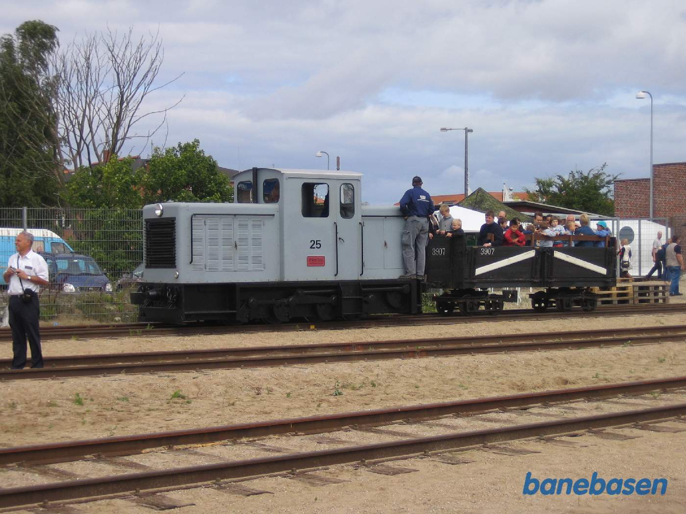 Et roebanelokomotiv med en roevogn til passagerer