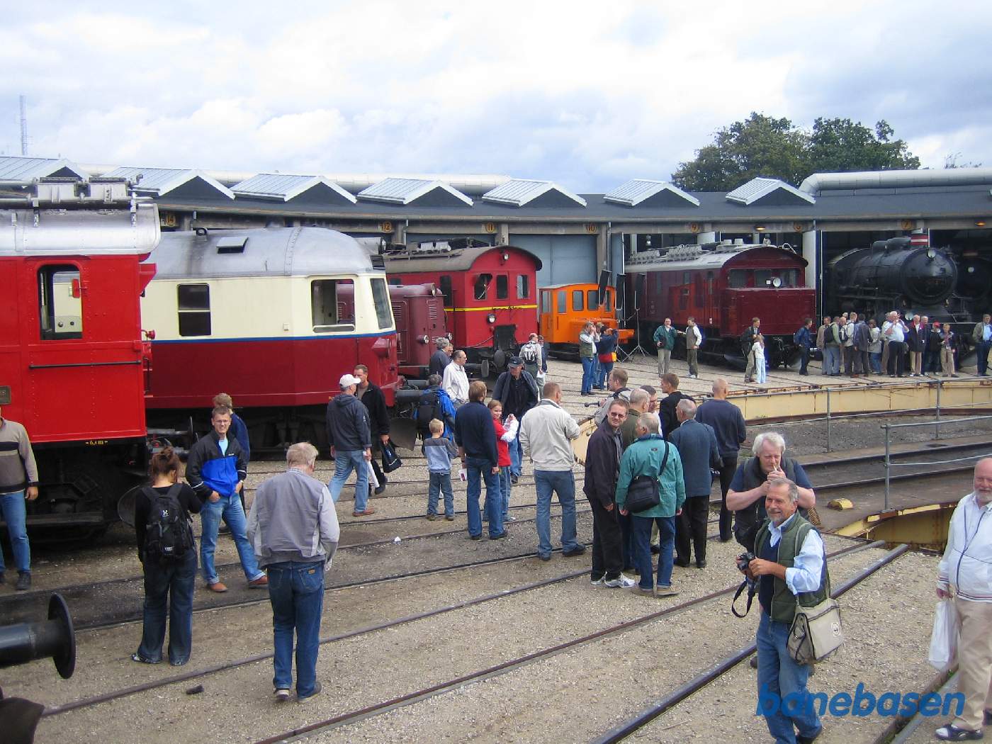 De mange gæster kigger på de udstillede lokomotiver De mange gæster kigger på de udstillede lokomotiver