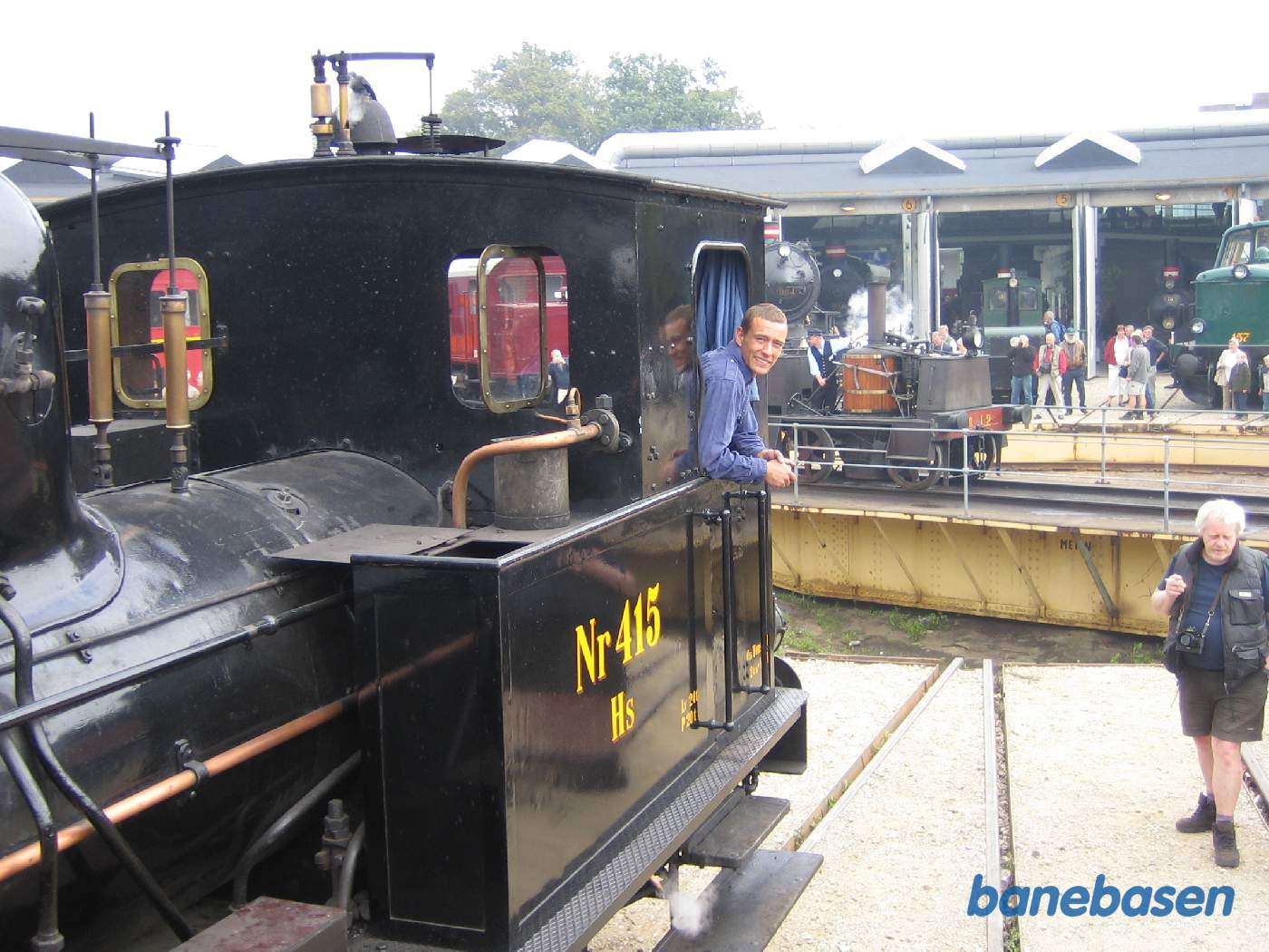 De mange gæster kigger på de udstillede lokomotiver