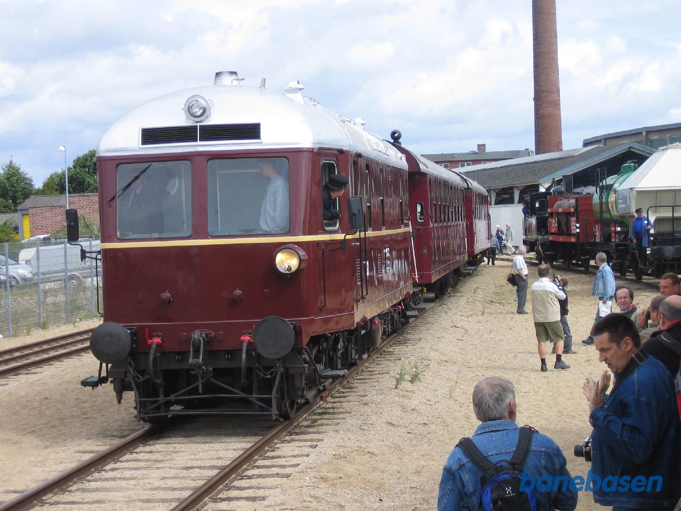 L 1 med 2 af museets stålvogne