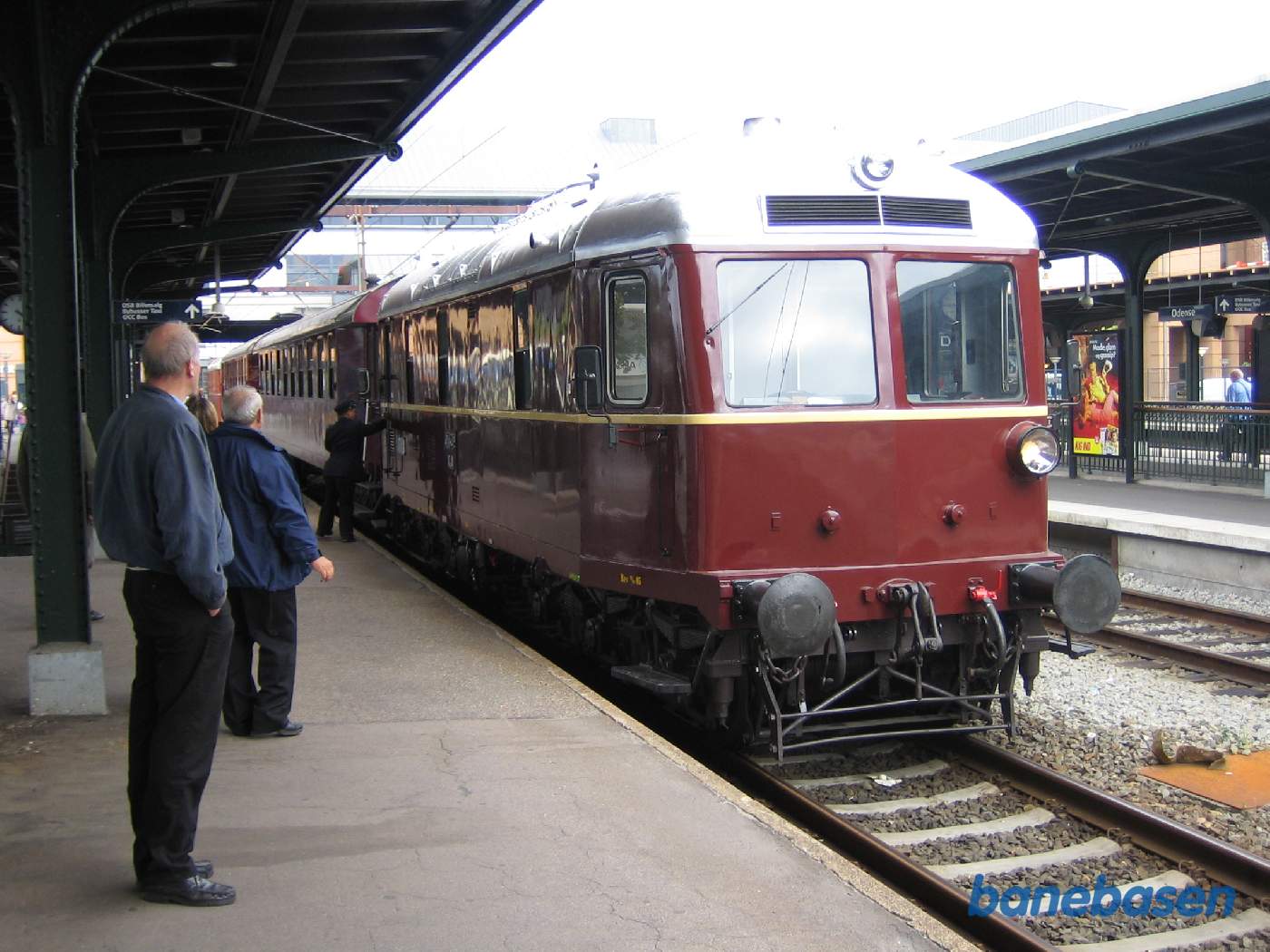 L 1 ved perron, klar til at køre til Fruens Bøge med gæster