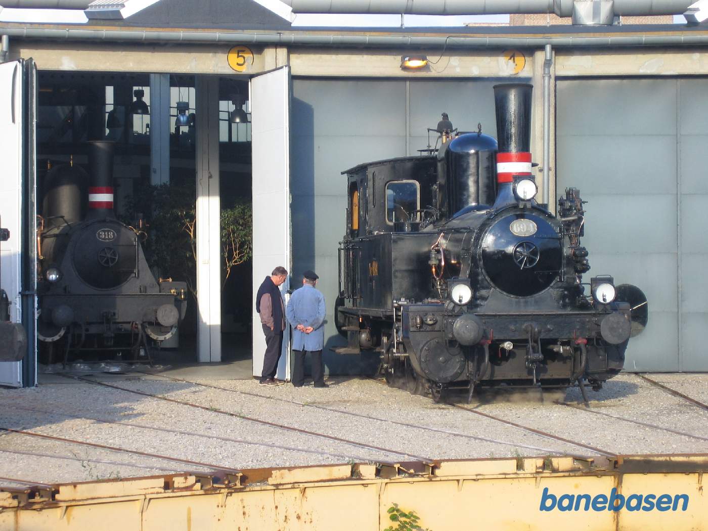 2 udstillede damplokomotiver ved drejeskiven