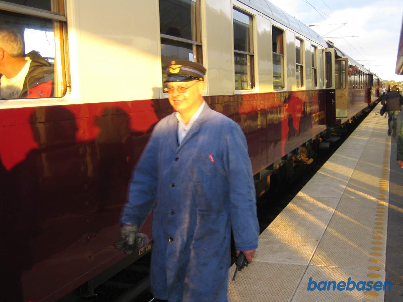 Lørdag aften var der damptog fra Odense til Nyborg og retur, her ses lokomotivføreren ud for museets BU-vogn Lørdag aften var der damptog fra Odense til Nyborg og retur, her ses lokomotivføreren ud for museets BU-vogn