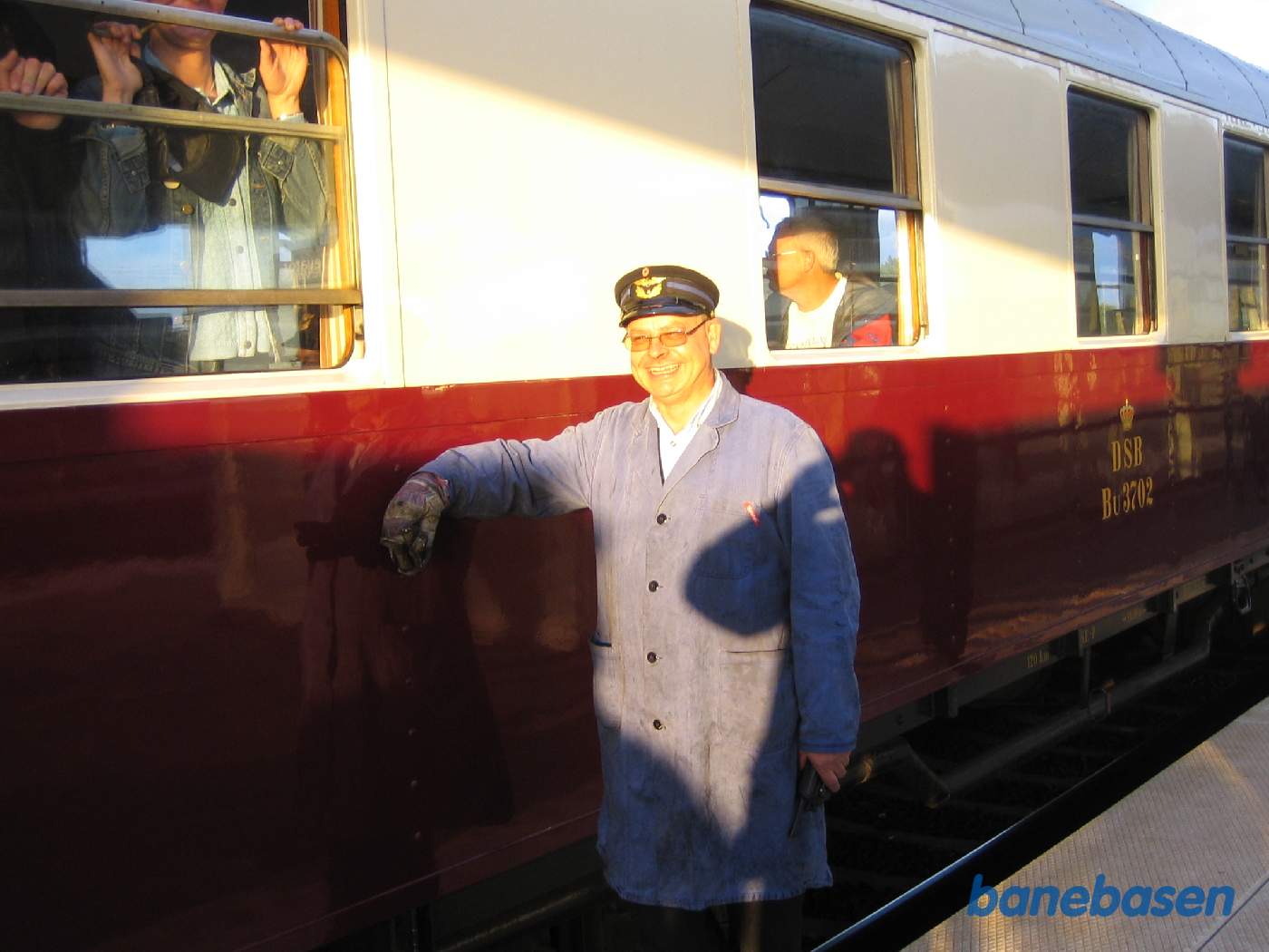 Lørdag aften var der damptog fra Odense til Nyborg og retur, her ses lokomotivføreren ud for museets BU-vogn
