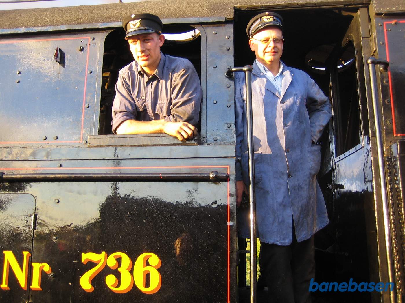 Lørdag aften var der damptog fra Odense til Nyborg og retur, her ses lokomotivføreren og fyrbøderen på maskinen