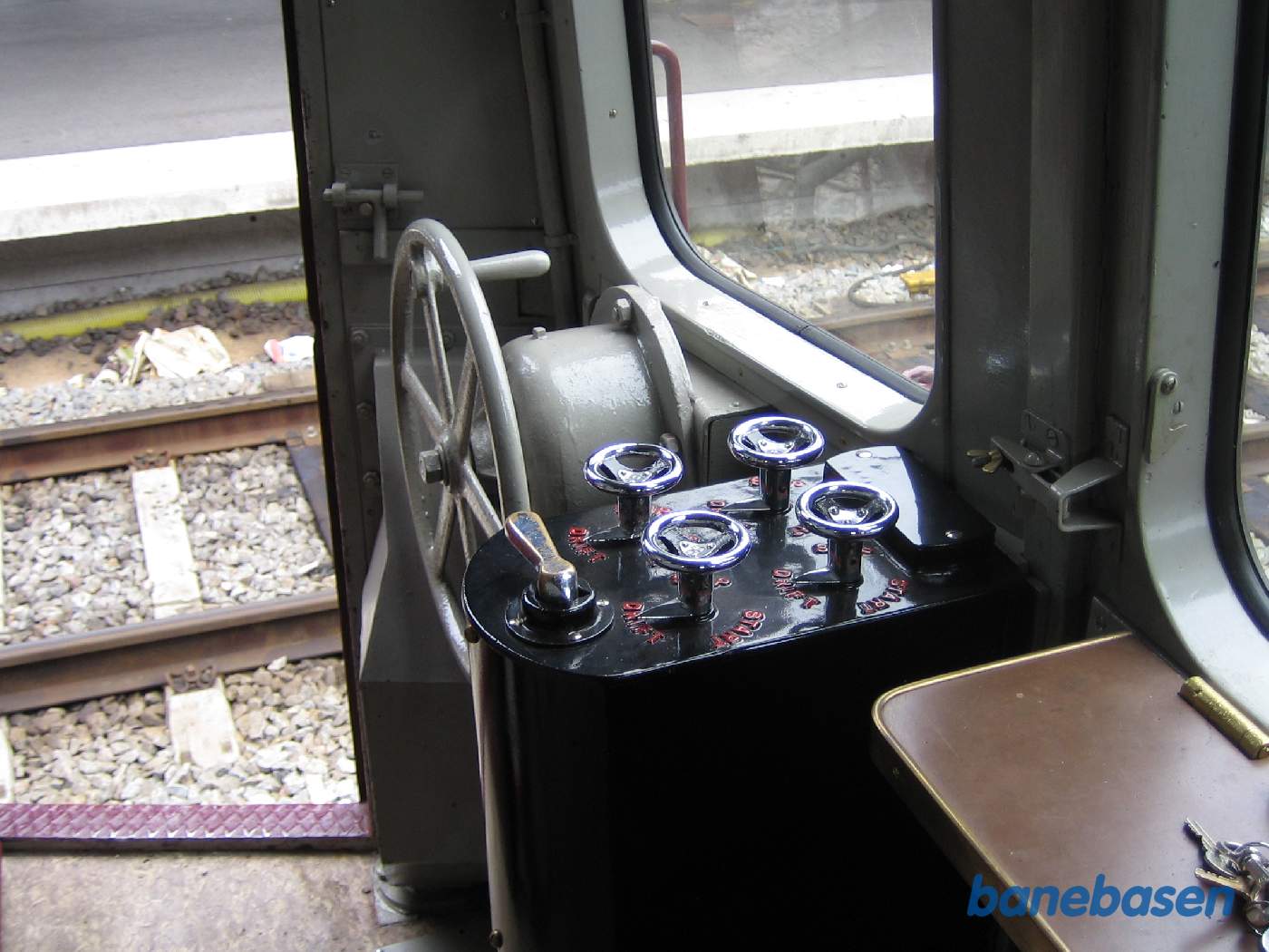 Førerrummet med skruebremse og motor: Start - Drift - Stop for 2 motorer i 2 MO