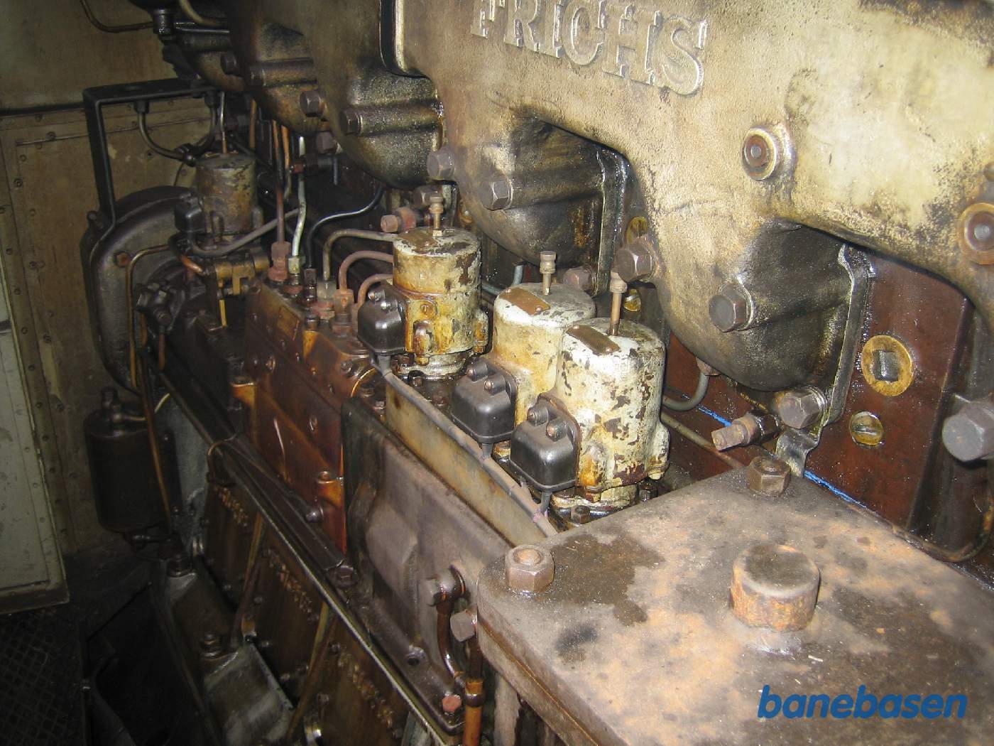 Motoren set fra maskinrummet, det er solonoiderne for 650, 850 og 1000 omdr. pr. minut midt i billedet Motoren set fra maskinrummet, det er solonoiderne for 650, 850 og 1000 omdr. pr. minut midt i billedet