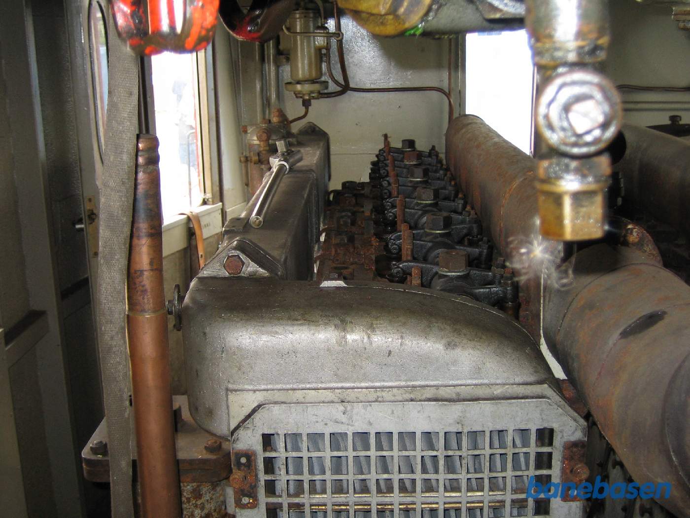 Den ene motor begyndte pludselig at knalde. Det viste sig at vippearmen til udstødningen på den ene cylinder var knækket og det måtte vi straks reparere