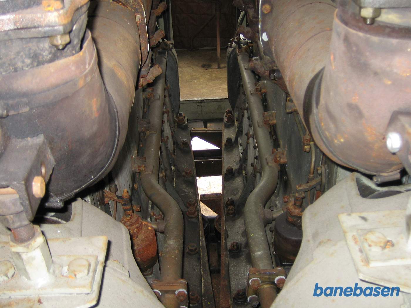 Der er ikke megen plads mellem de 2 motorer, den ene er spejlvendt af den anden