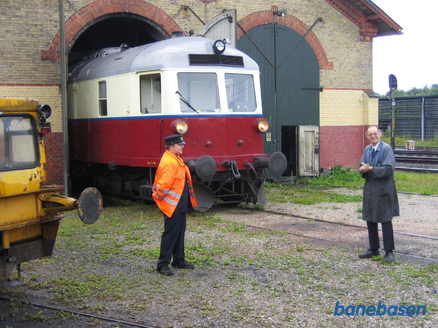 M8 stikker snuden udenfor mens personalet glæder sig til en tur med det gamle lokomotiv