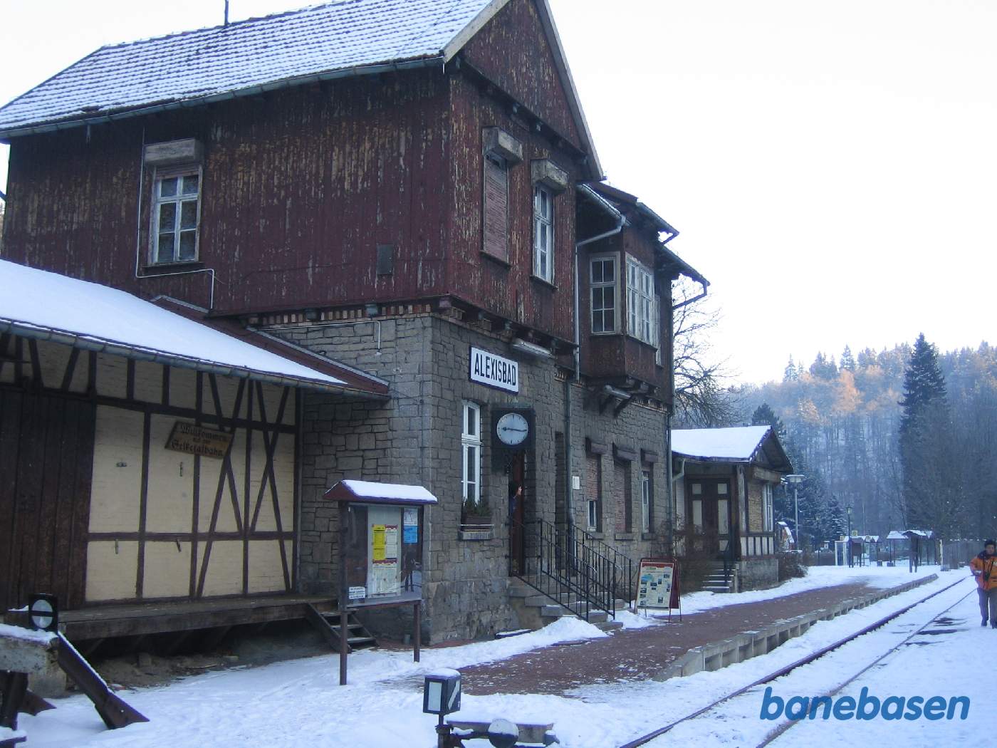 Stationsbygningen set fra perronsiden