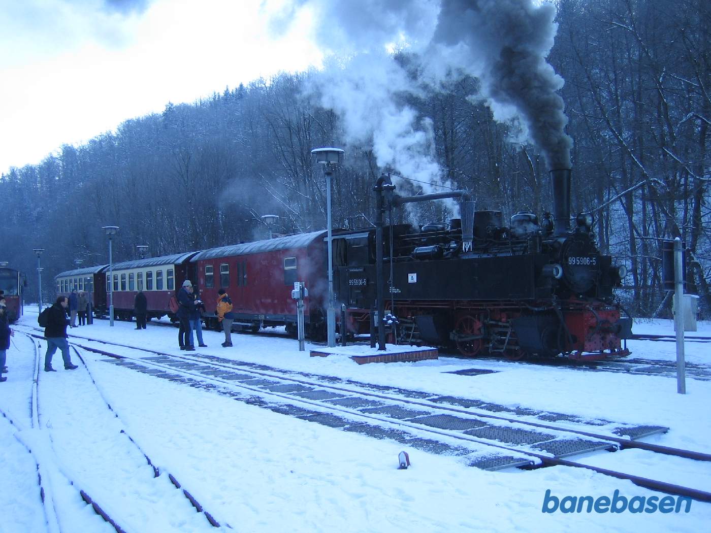 Lokomotivet har fået vand på og er klar til at omløbe vognene
