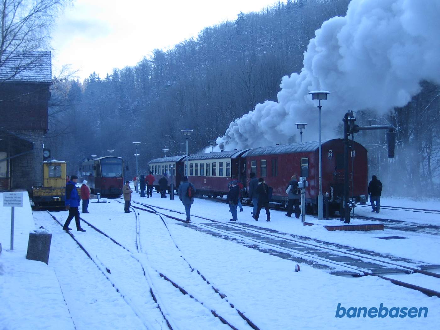 En motorvogn er ankommet i spor 1 mens damplokomotivet løber om gennem spor 3