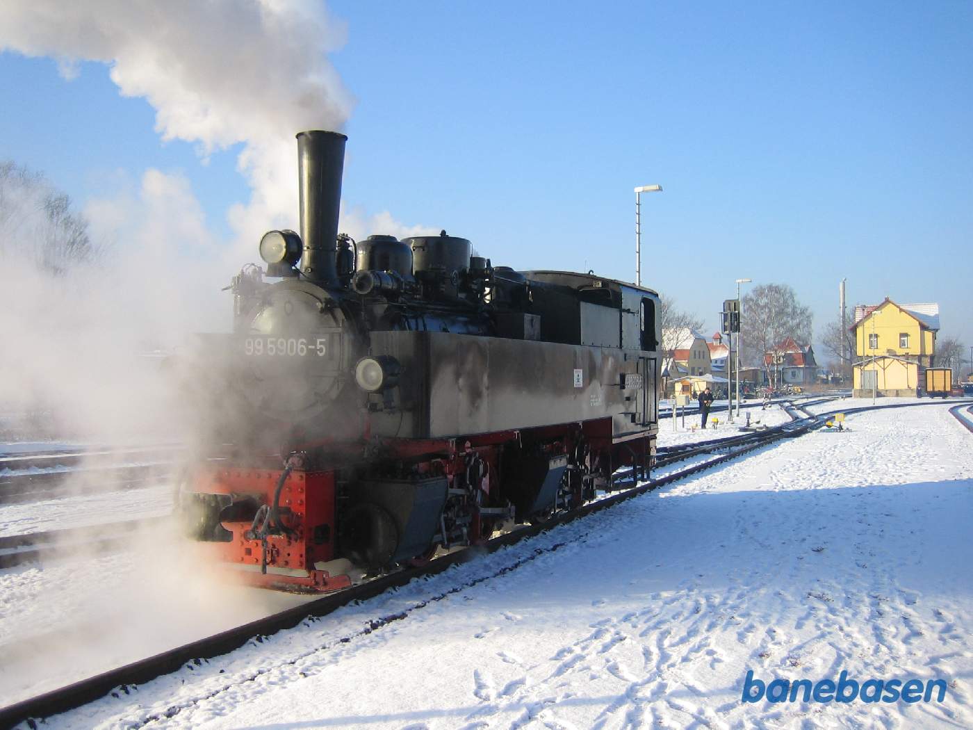 Damplokomotivet rangerer i Gernrode. Den gule bygning er godsadministrationen