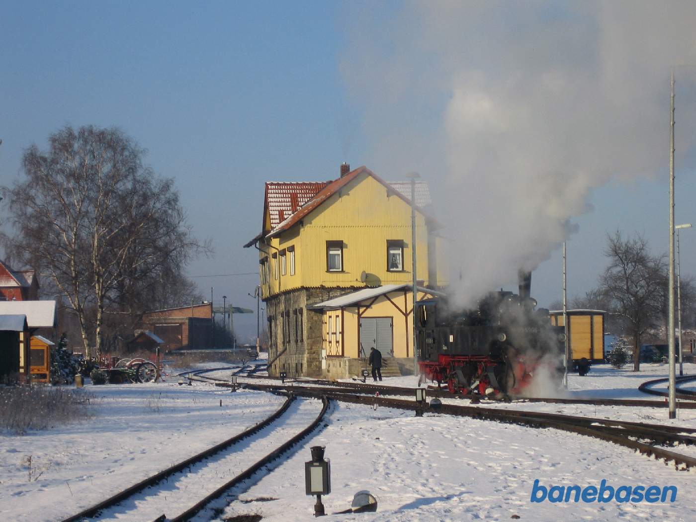 Damplokomotivet rangerer i Gernrode. Den gule bygning er godsadministrationen