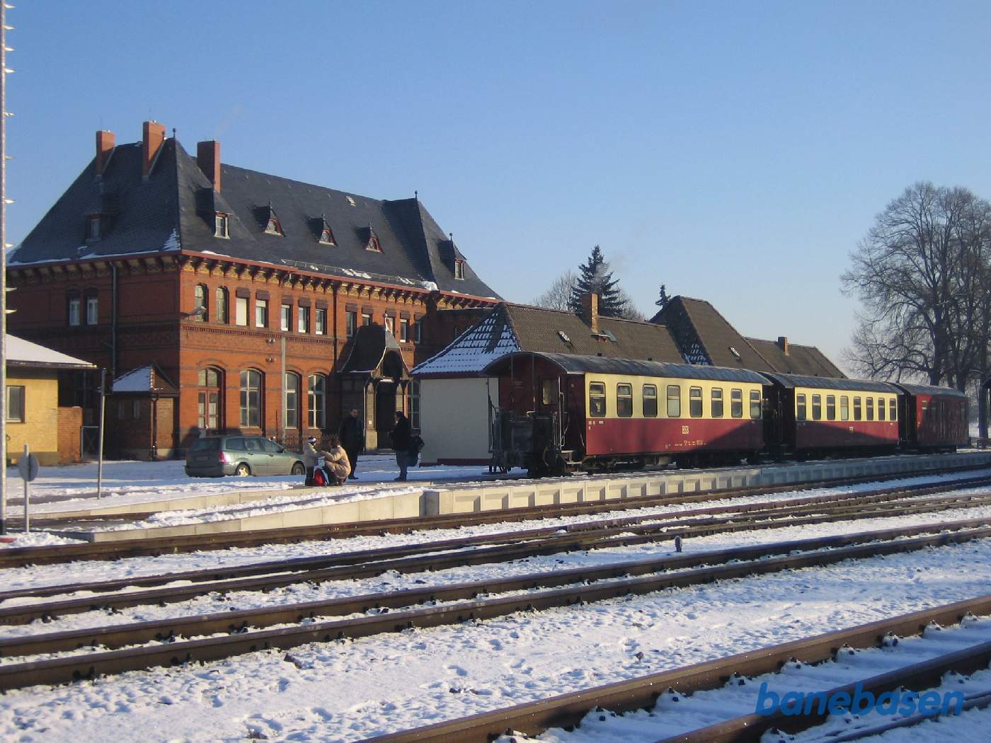 Persontoget holder ved perron på HSB stationen. Den store røde bygning til venstre er den tidligere DB station for normalsporsbanen