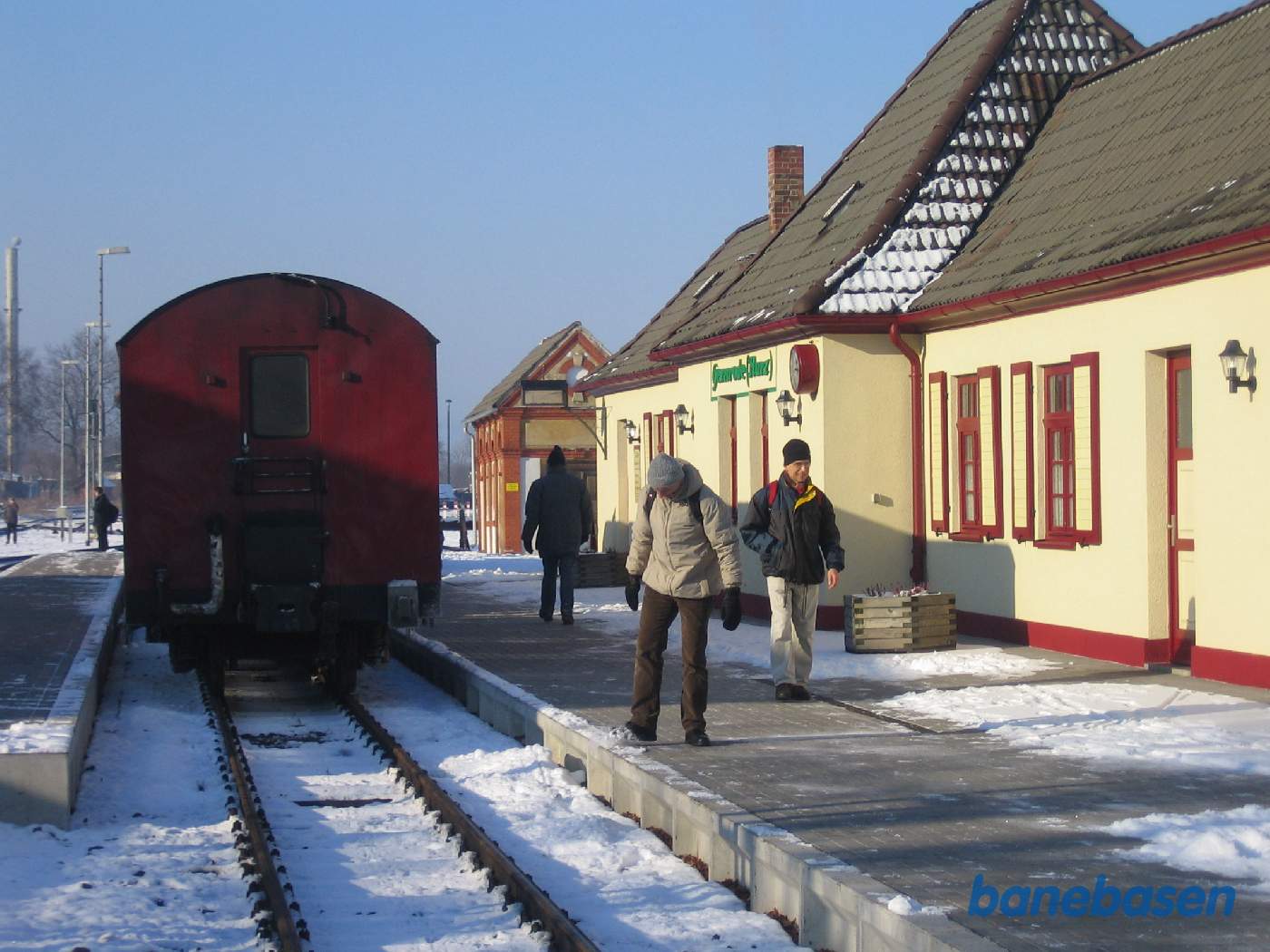 Persontoget holder ved perron på HSB stationen