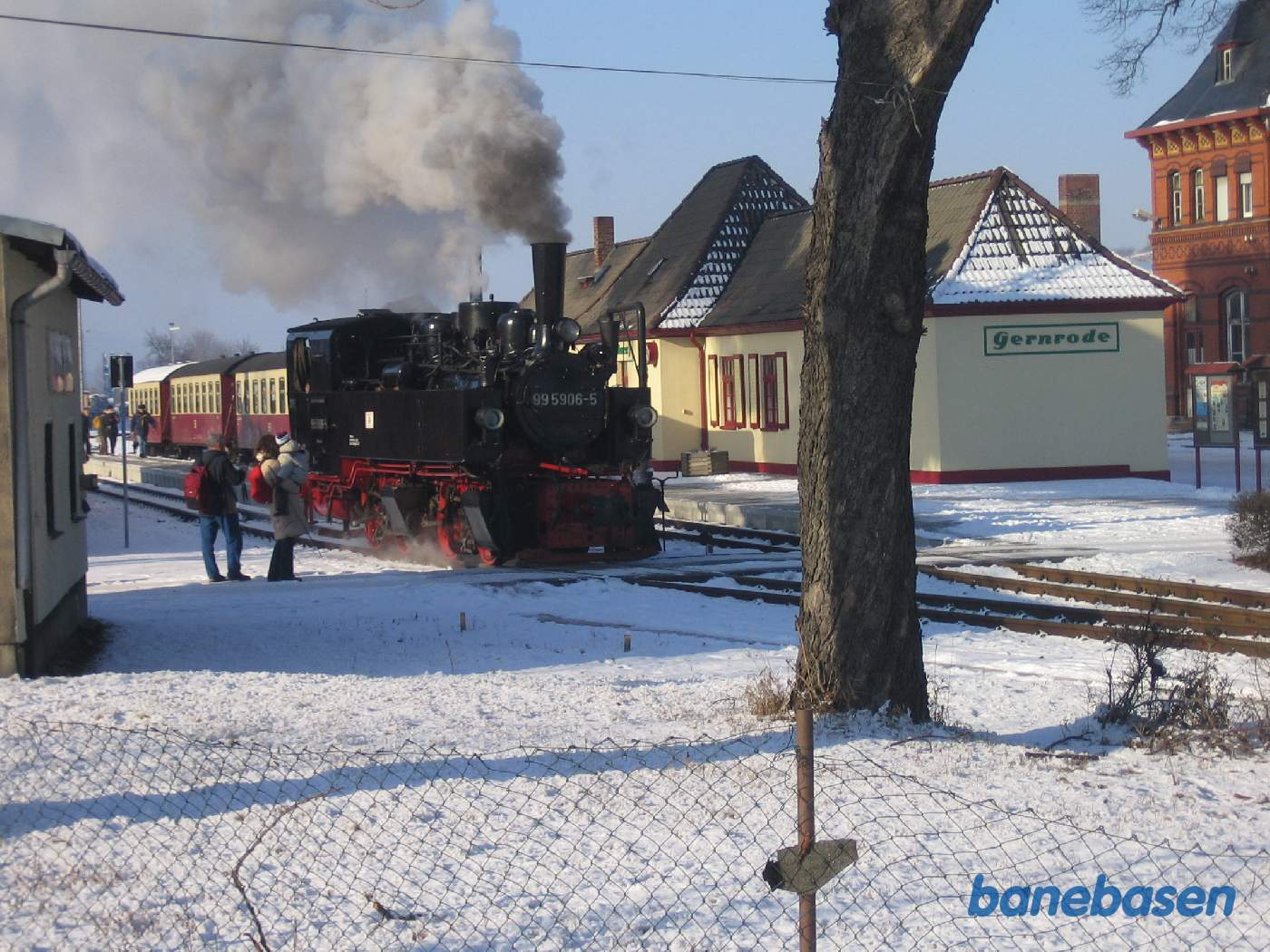 Damplokomotivet er ved at løbe om vognene