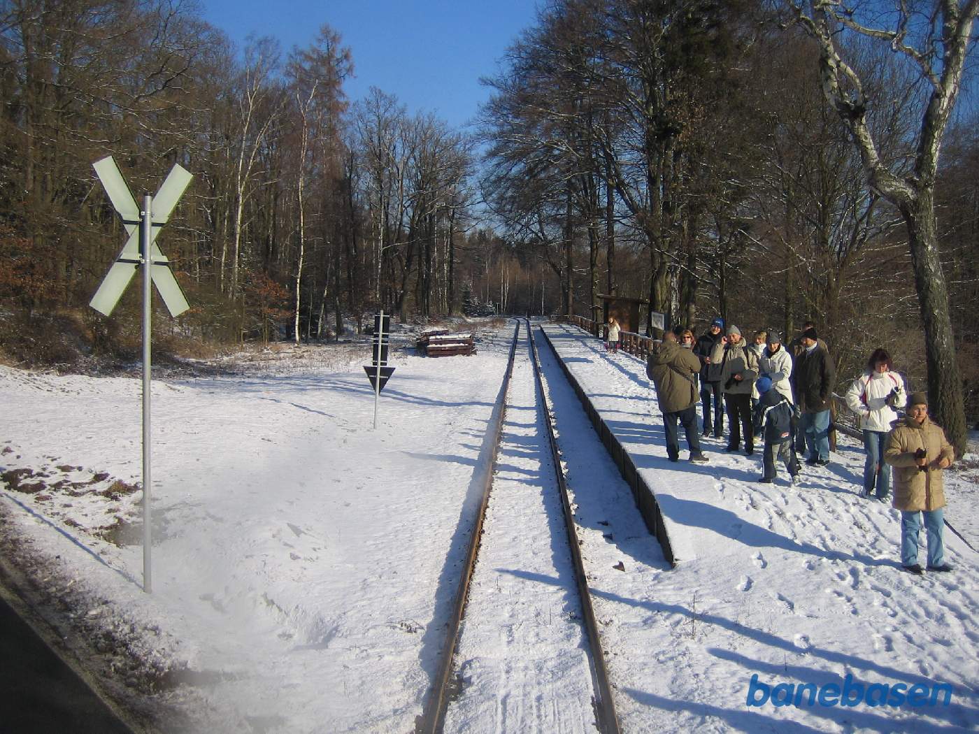 Rejsende er stået af toget på trinbrættet. Toget fortsætter mod Alexisbad