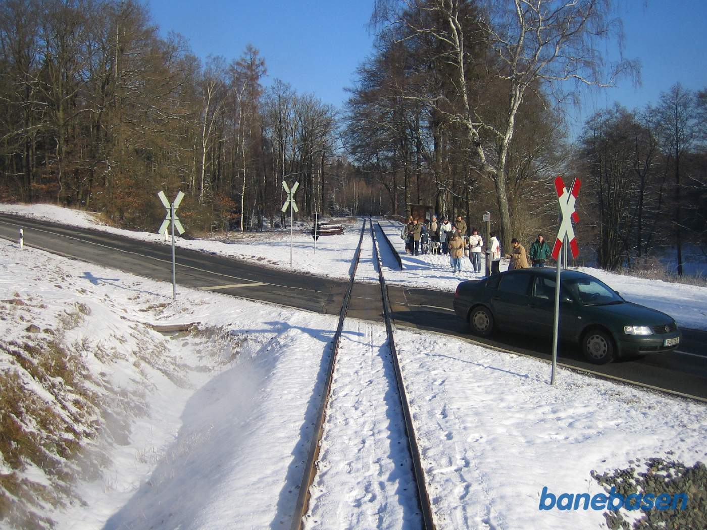 Rejsende er stået af toget på trinbrættet. Toget fortsætter mod Alexisbad