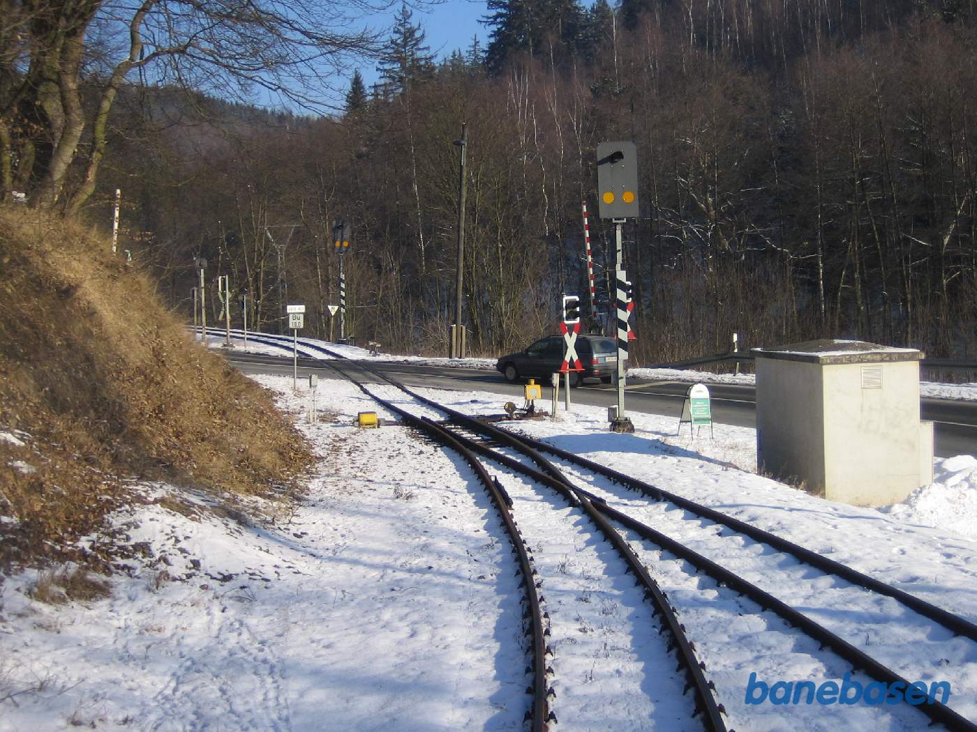 Toget har netop passeret overkørslen i Mägdesprung