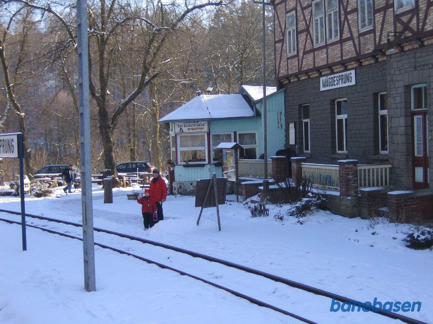 Stationsbygningen i Mägdesprung. Den blågrønne træbygning midt i billedet er jernbanerestauranten, der serverer rigtig god mad
