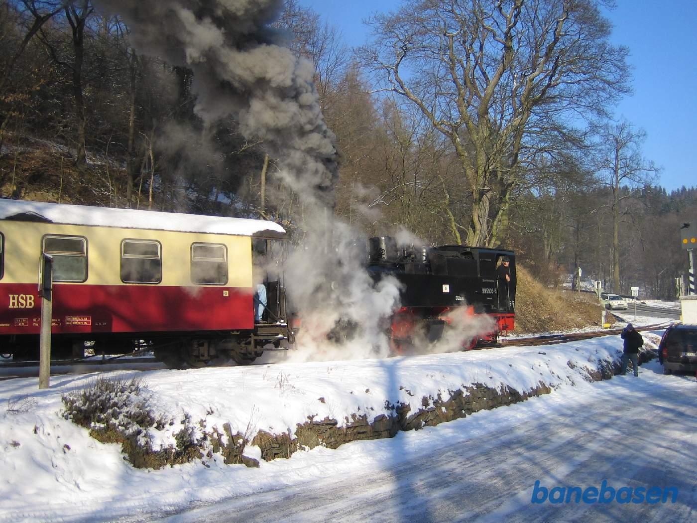 Fotografen var stået af i Mägdesprung for at spise frokost i jernbanerestauranten, mens toget fortsætter til Gernrode