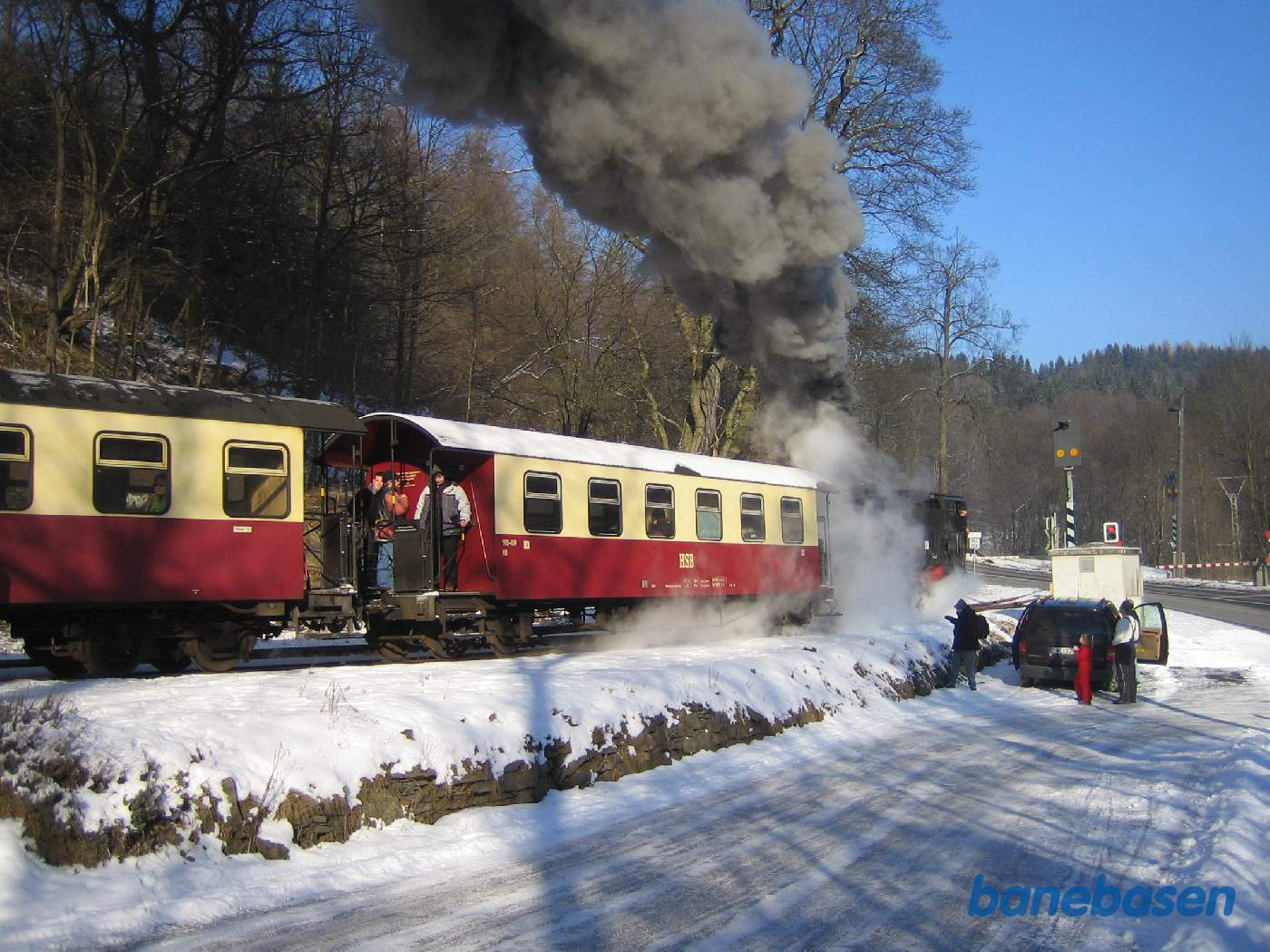 Fotografen var stået af i Mägdesprung for at spise frokost i jernbanerestauranten, mens toget fortsætter til Gernrode