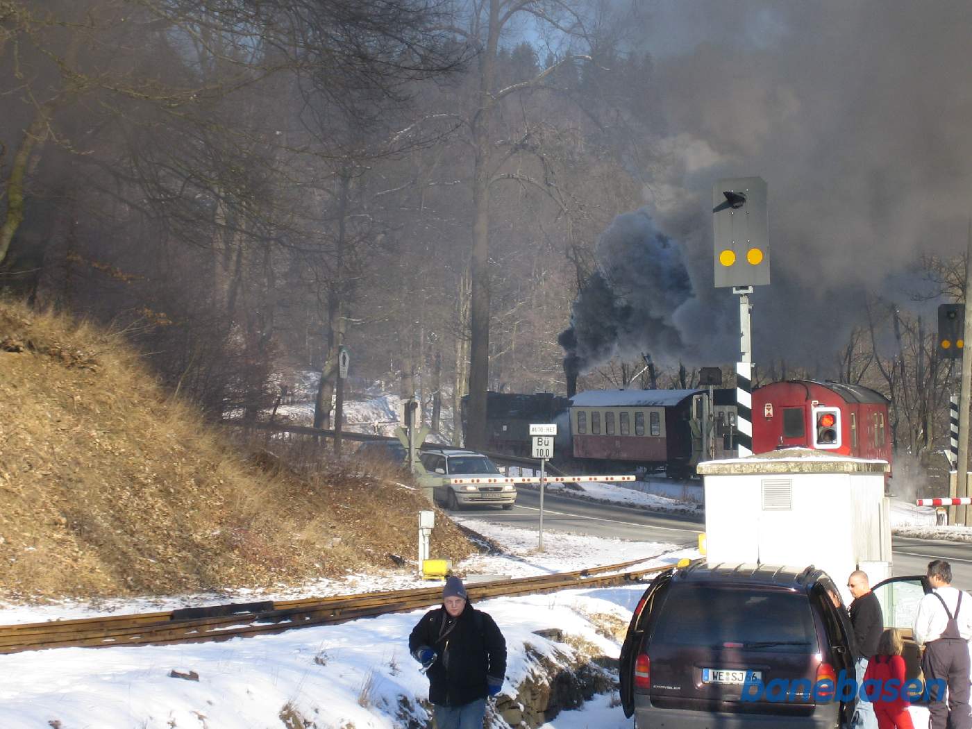 Fotografen var stået af i Mägdesprung for at spise frokost i jernbanerestauranten, mens toget fortsætter til Gernrode