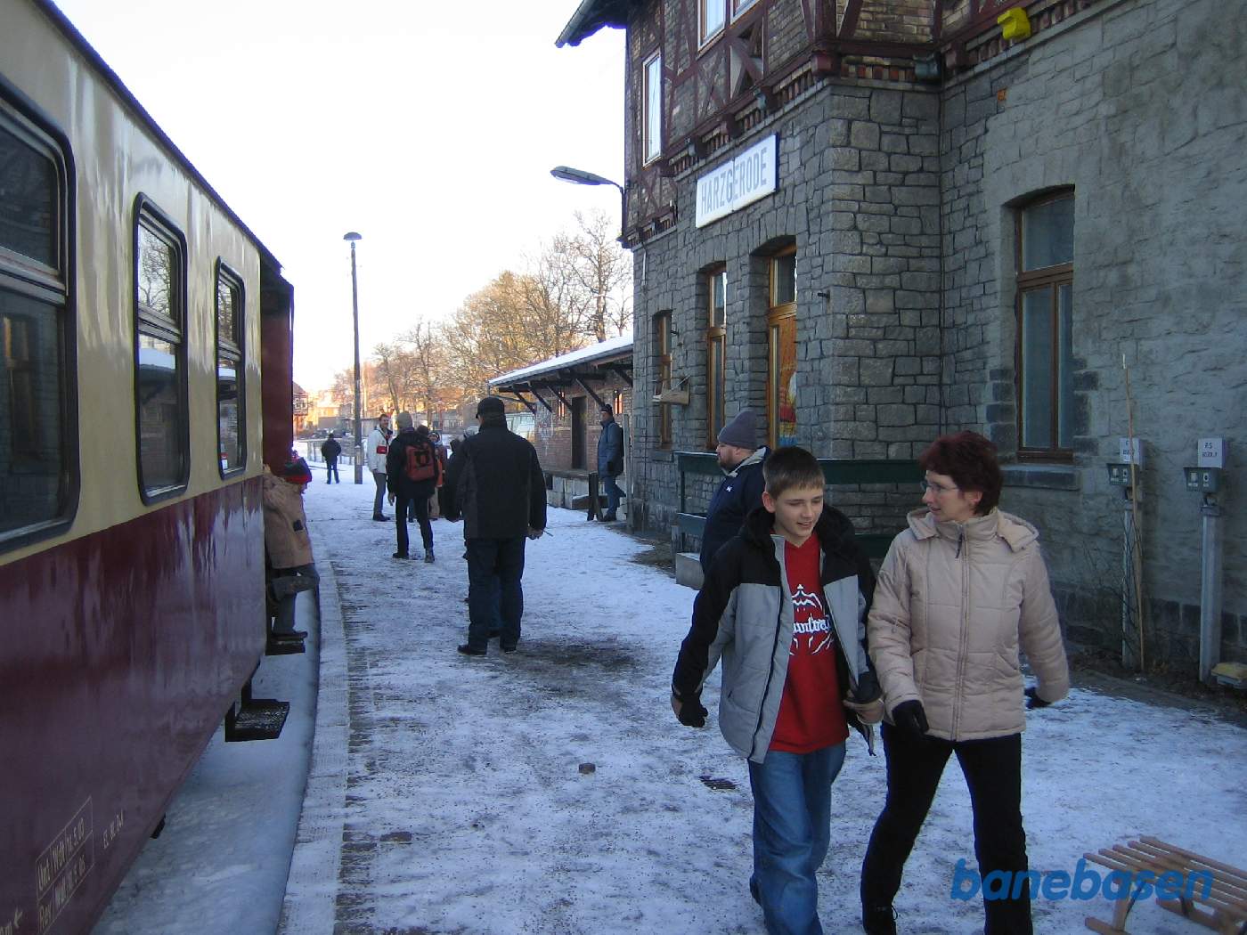 Toget ankommet til endestationen og de rejsende stiger ud