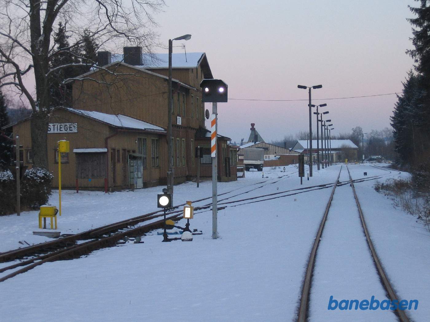 I stationens modsatte ende forgrener banen sig i 2 retninger, derfor vendesløjfen