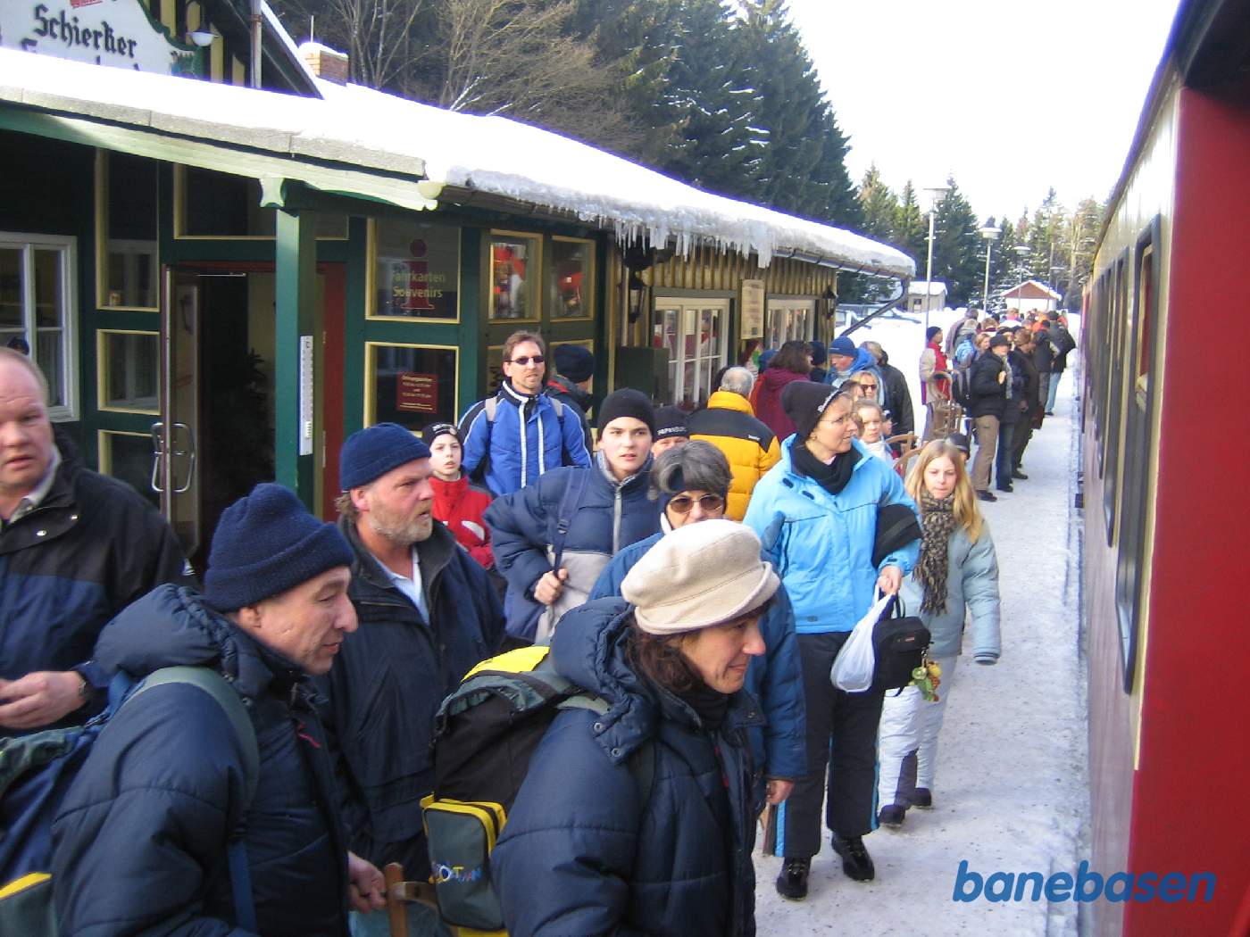 Persontog til Brocken ankommet til Schierke med masser af rejsende