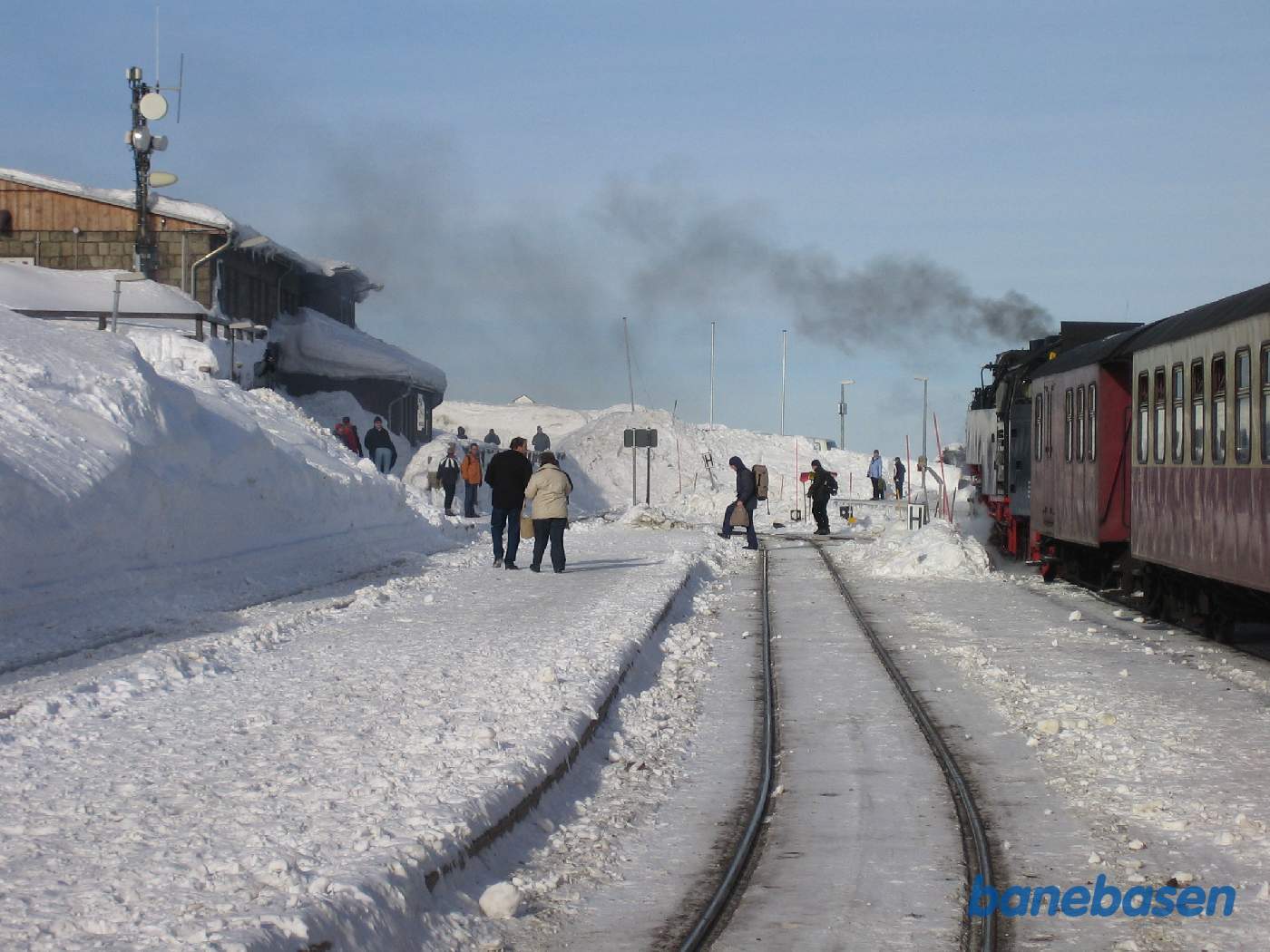 Toget ankommet til Brocken, passagererne på vej ind i stationsbygningen til venstre