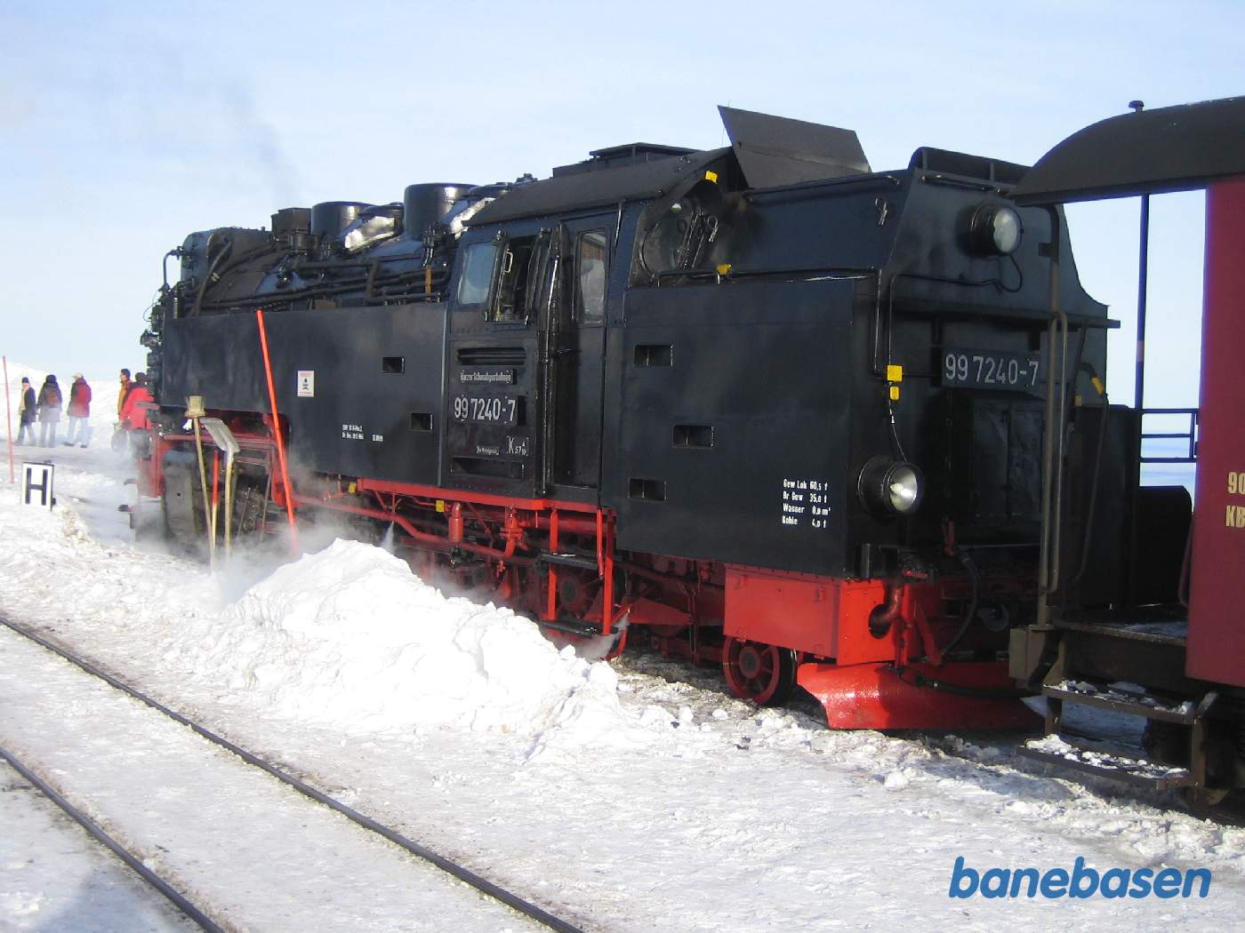 Billede af lokomotivet i sne